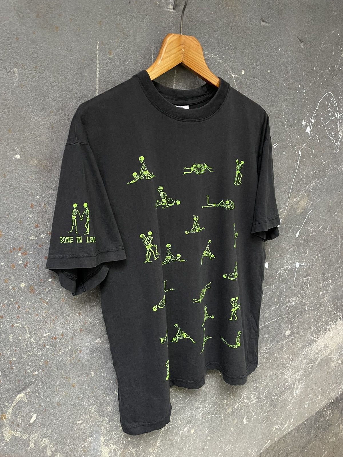 Fashion Victim × Vintage Vintage 90’s Skeleton Y2K Bone In Love T-Shirt Kamasutra Size US L / EU 52-54 / 3 - 3 Thumbnail