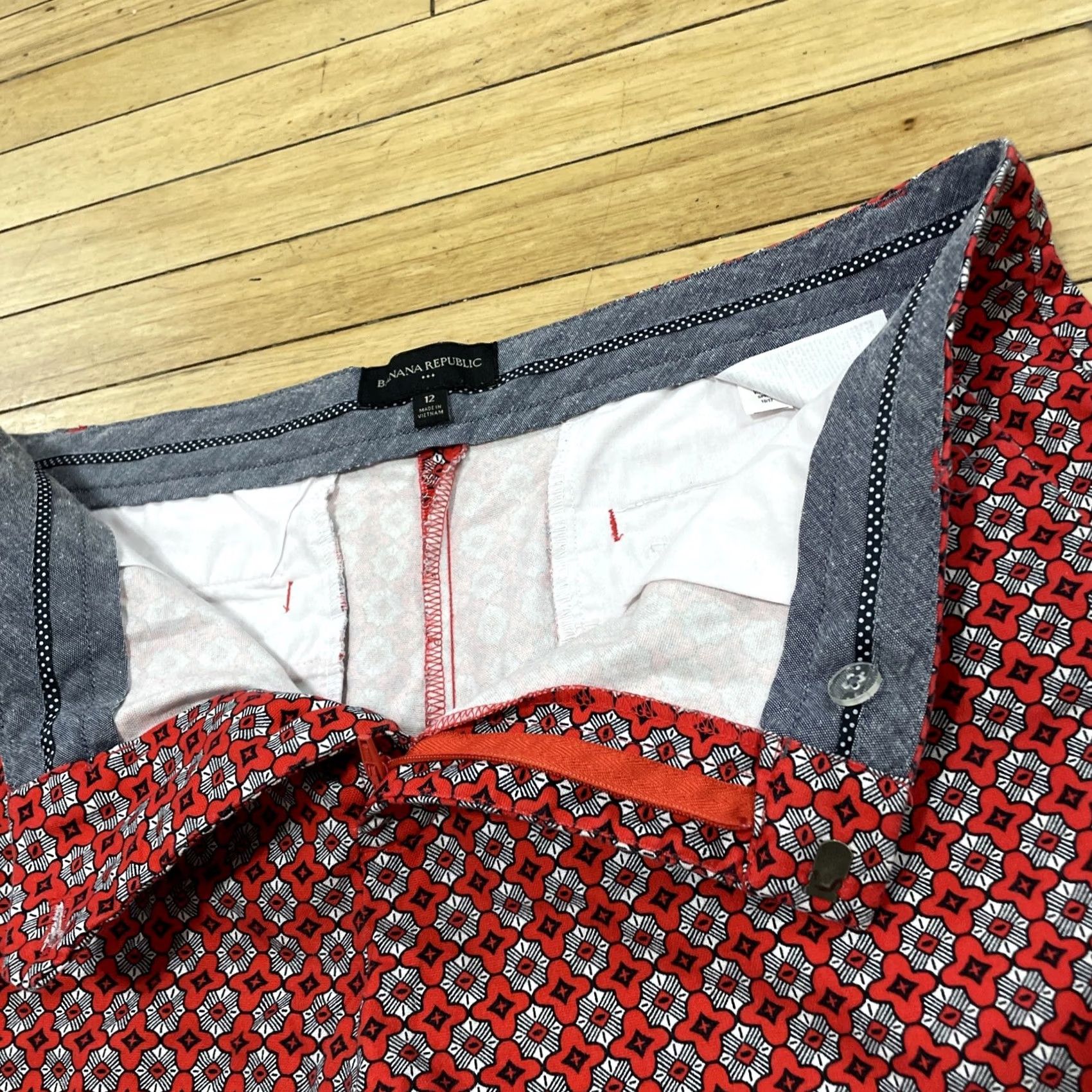 Banana Republic BANANA REPUBLIC Shorts Womens 12 Red Geometric Print Boho Mystic Art WMNTLPRT 12 Size 34" / US 12 / IT 48 - 6 Thumbnail