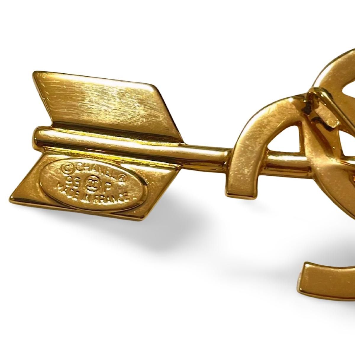 Chanel MINT. Vintage CHANEL Gold tone arrow brooch with CC motif. Size ONE SIZE - 9 Thumbnail