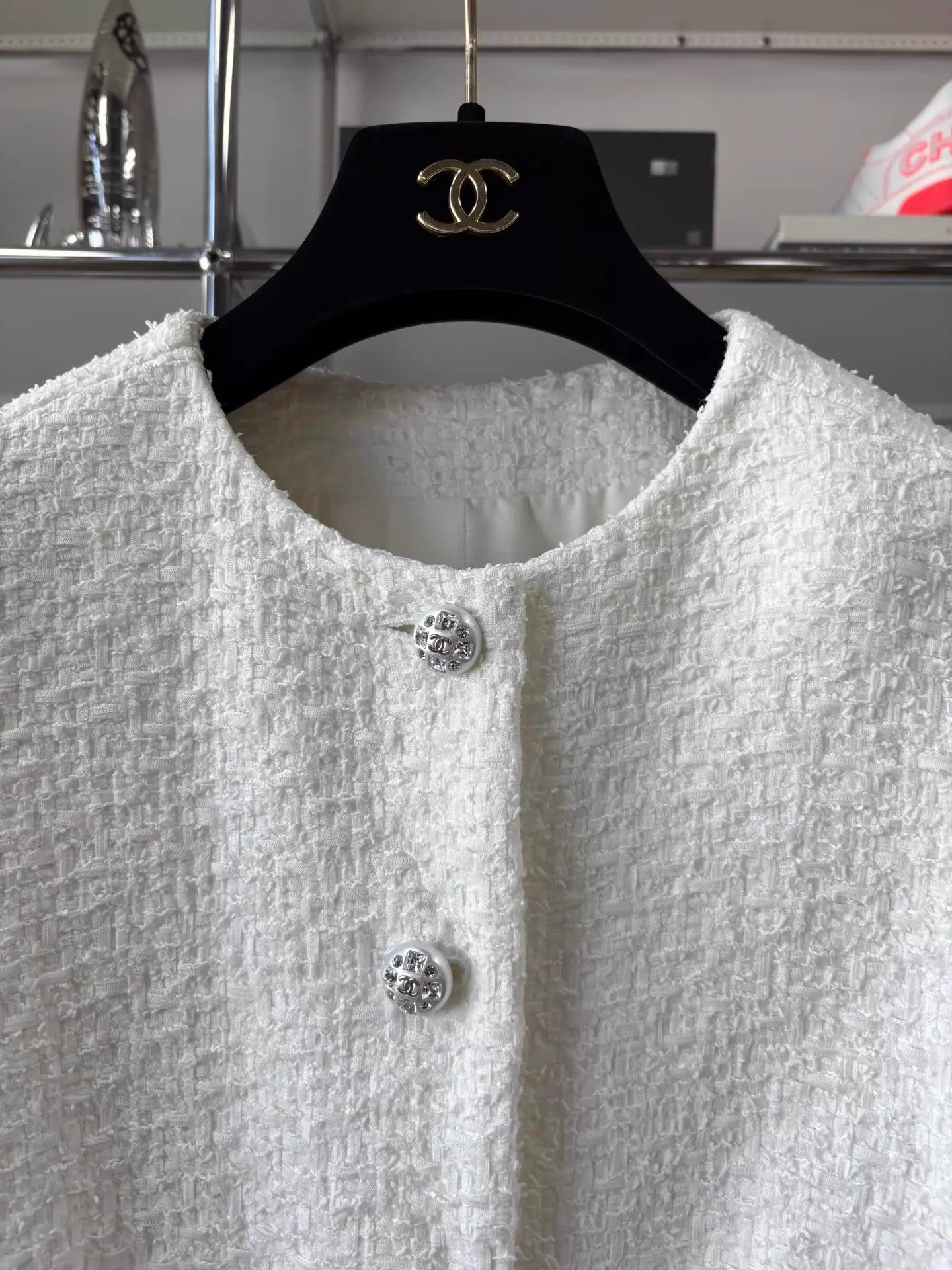 Chanel Chanel 23S White Tweed 4-Pocket CC Crystal Button Jacket 36 Size XS / US 0-2 / IT 36-38 - 2 Thumbnail