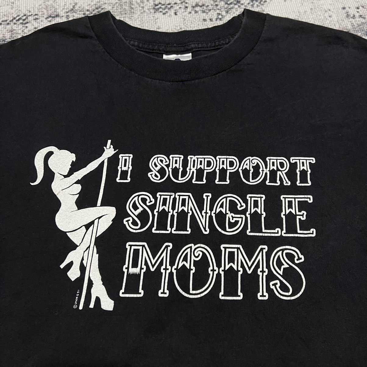 image of Humor x Vintage Faded Vintage I Support Single Moms Y2K T-Shirt in Black, Men's (Size XL)