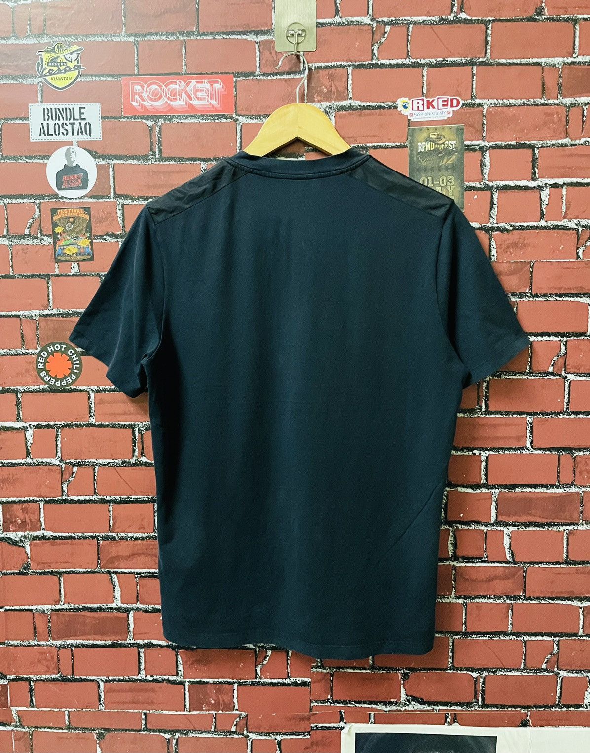 PRADA V NECK RUBBER LOGO SINGLE POCKET SHIRTS