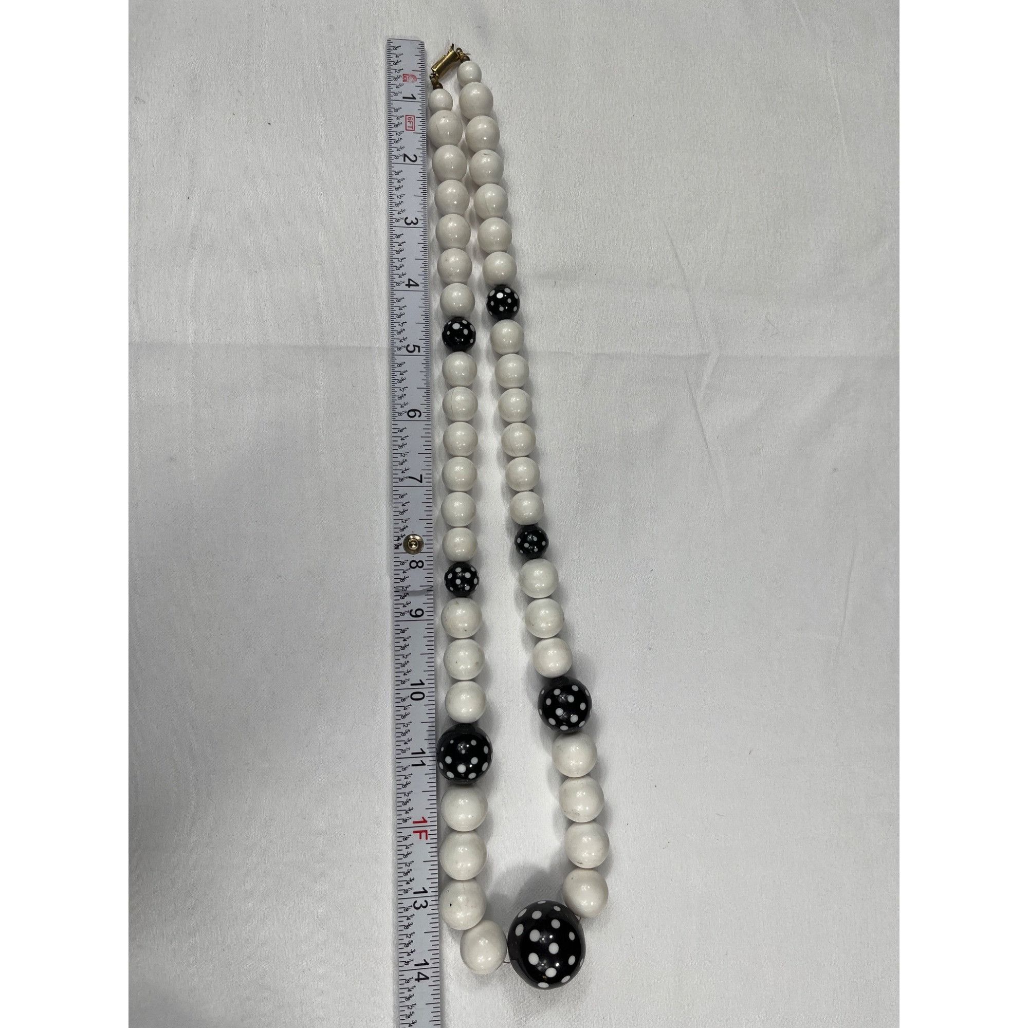Vintage Vintage SKU 7867 White and Black Polka Dot Beaded Necklace Size ONE SIZE - 3 Thumbnail