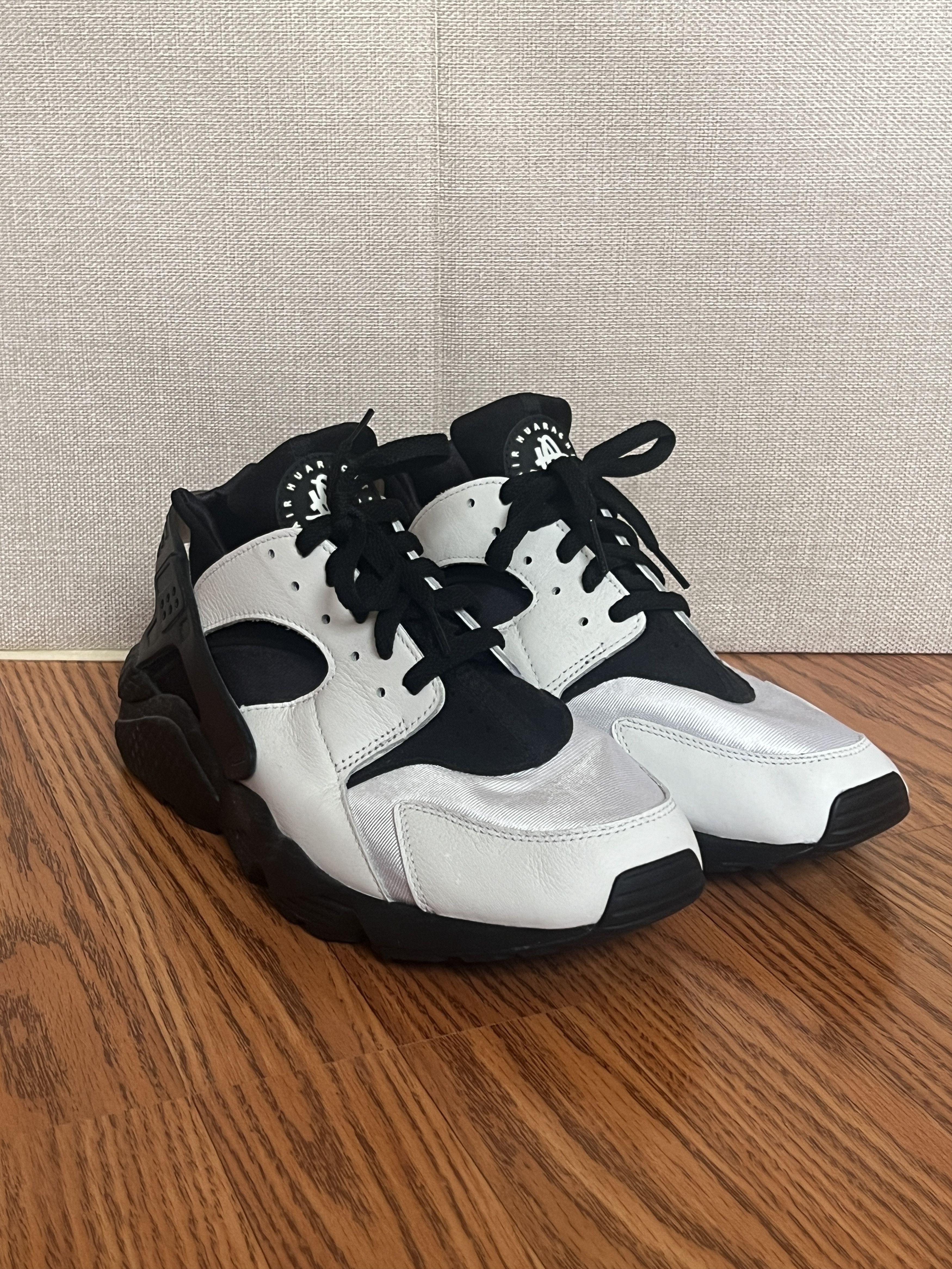 Nike NIKE AIR HUARACHE WHITE BLACK MENS SIZE 12 Size US 12 / EU 45 - 1 Thumbnail