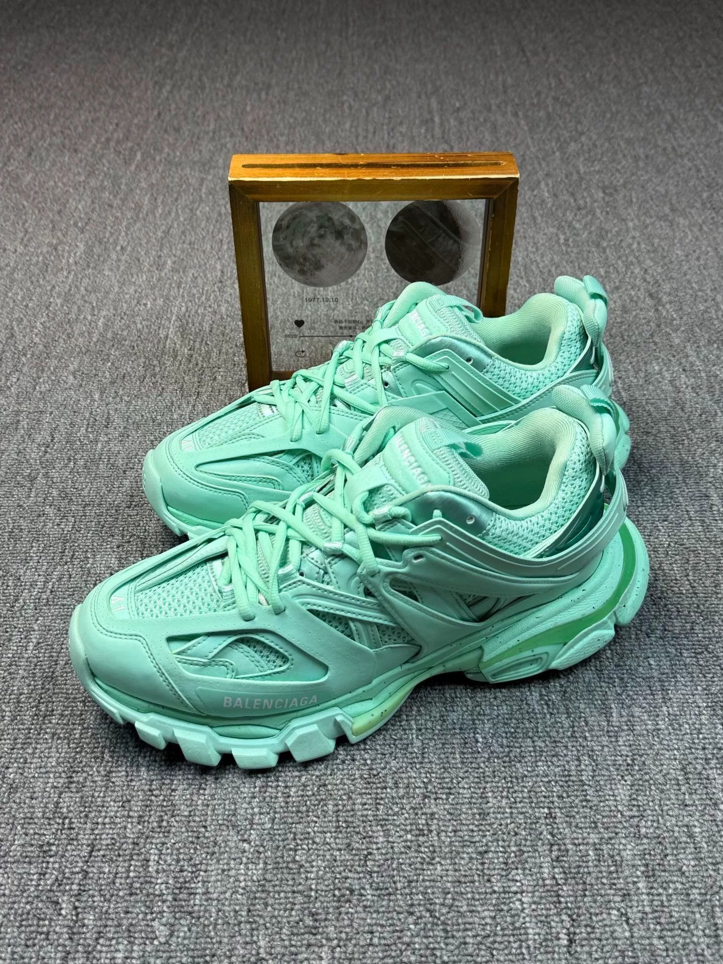 Balenciaga Balenciaga Green Lowtop Sneakers 8 Men Size US 8 / EU 41 - 1 Thumbnail