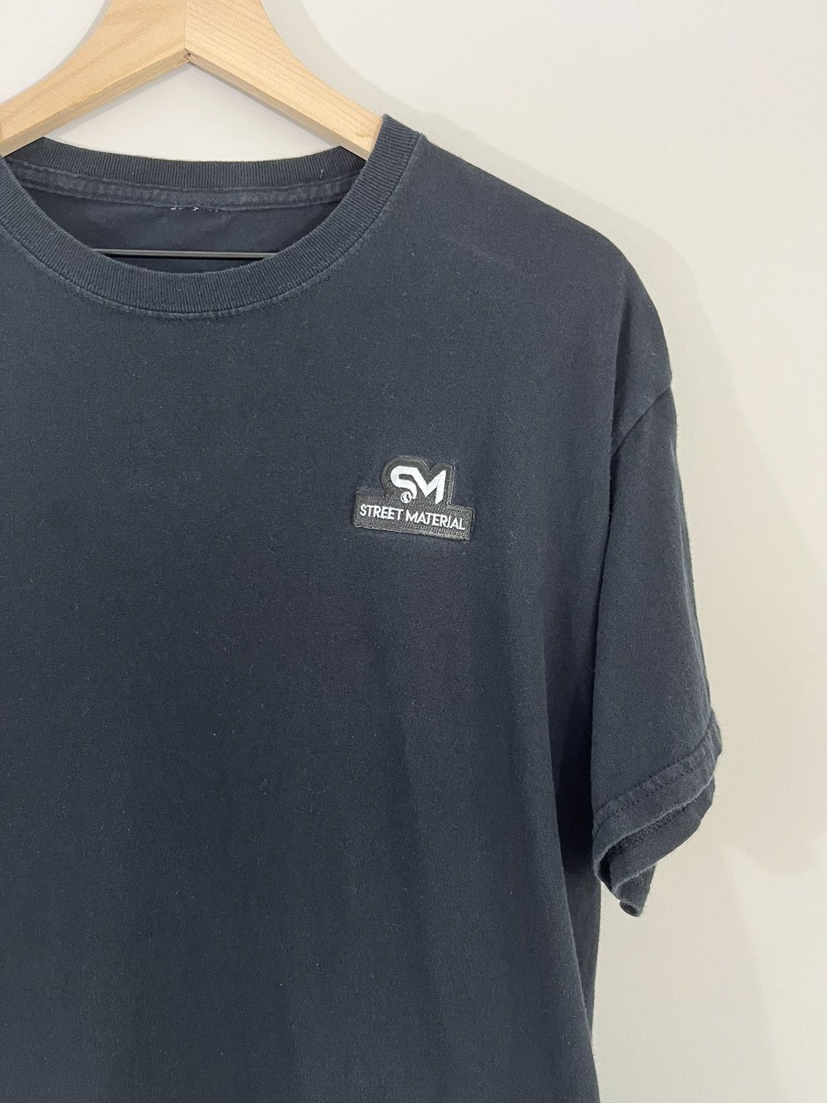 Vintage STREET MATERIAL Faded Black Y2K Tee Size US L / EU 52-54 / 3 - 1 Thumbnail