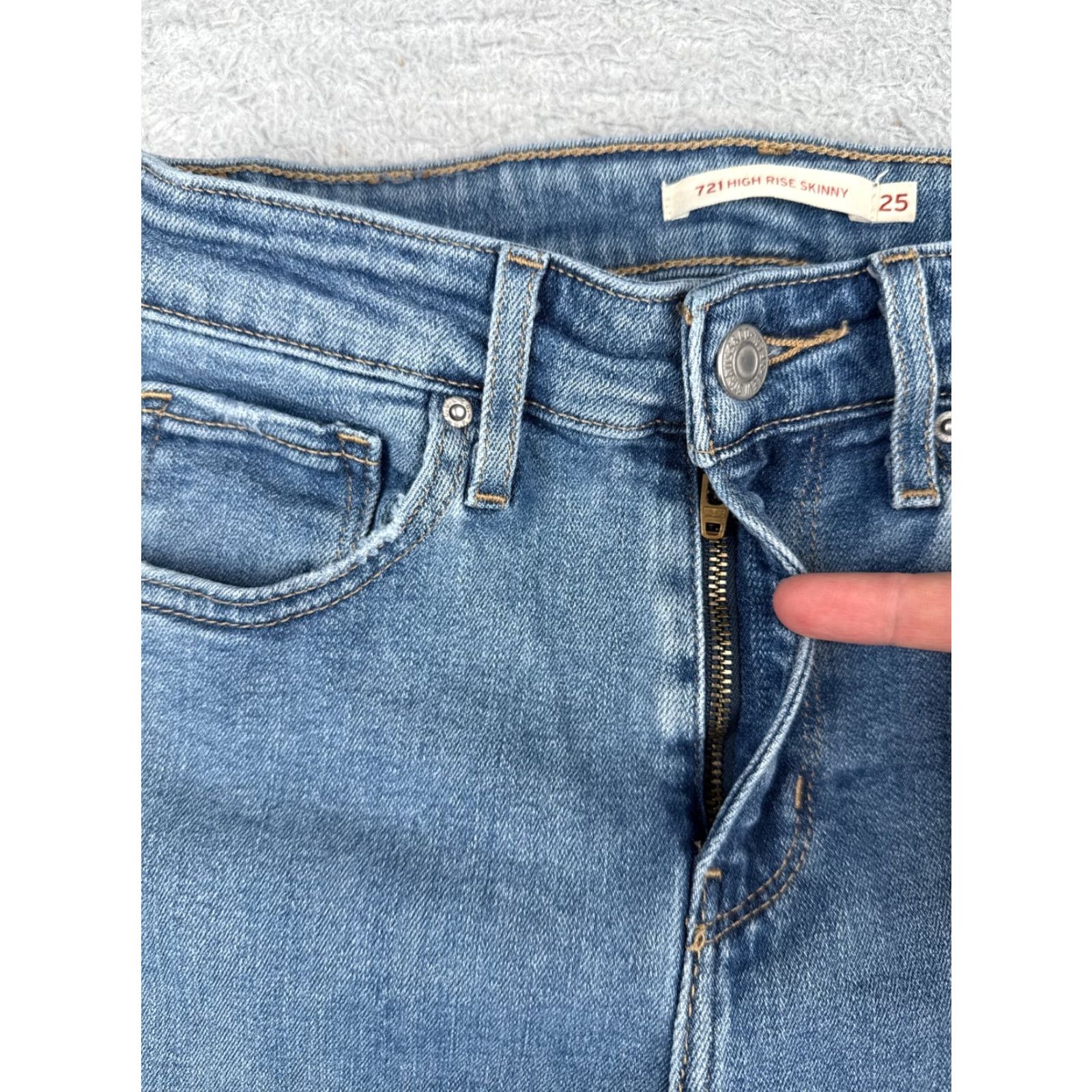 Levi's Levi's Women's 25 Denim Cut-Off Shorts Mid Rise Blue Cotton Blend Summer Casual Active Girls Size 42" / US 20 - 6 Thumbnail