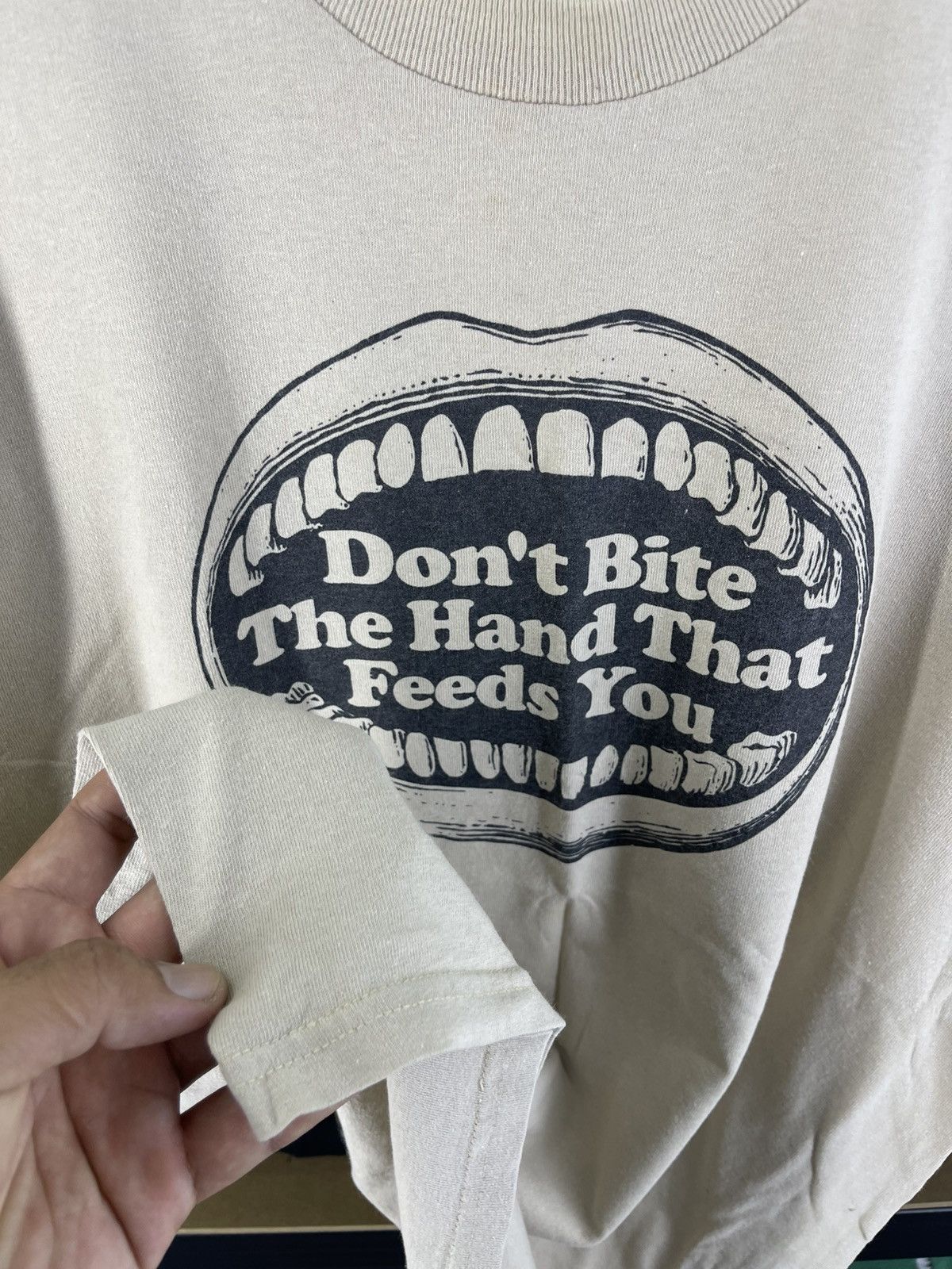 Supreme Supreme Don't Bite The Hand That Feeds You Tee from 2003 Size US L / EU 52-54 / 3 - 5 Thumbnail