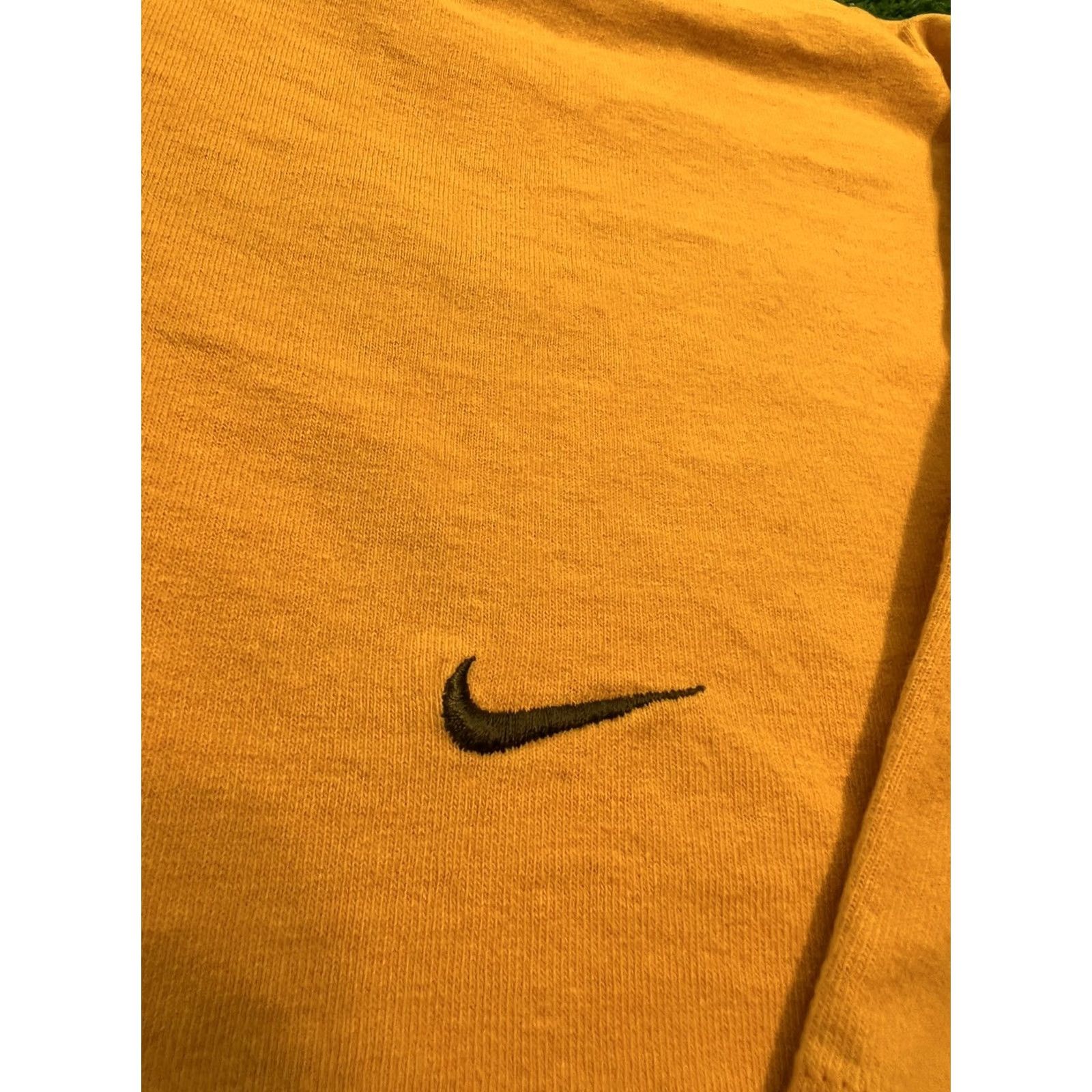 Nike VINTAGE Nike Essential Embroidered Classic T-Shirt Men Large Yellow Olive Swoosh L Size US L / EU 52-54 / 3 - 2 Thumbnail