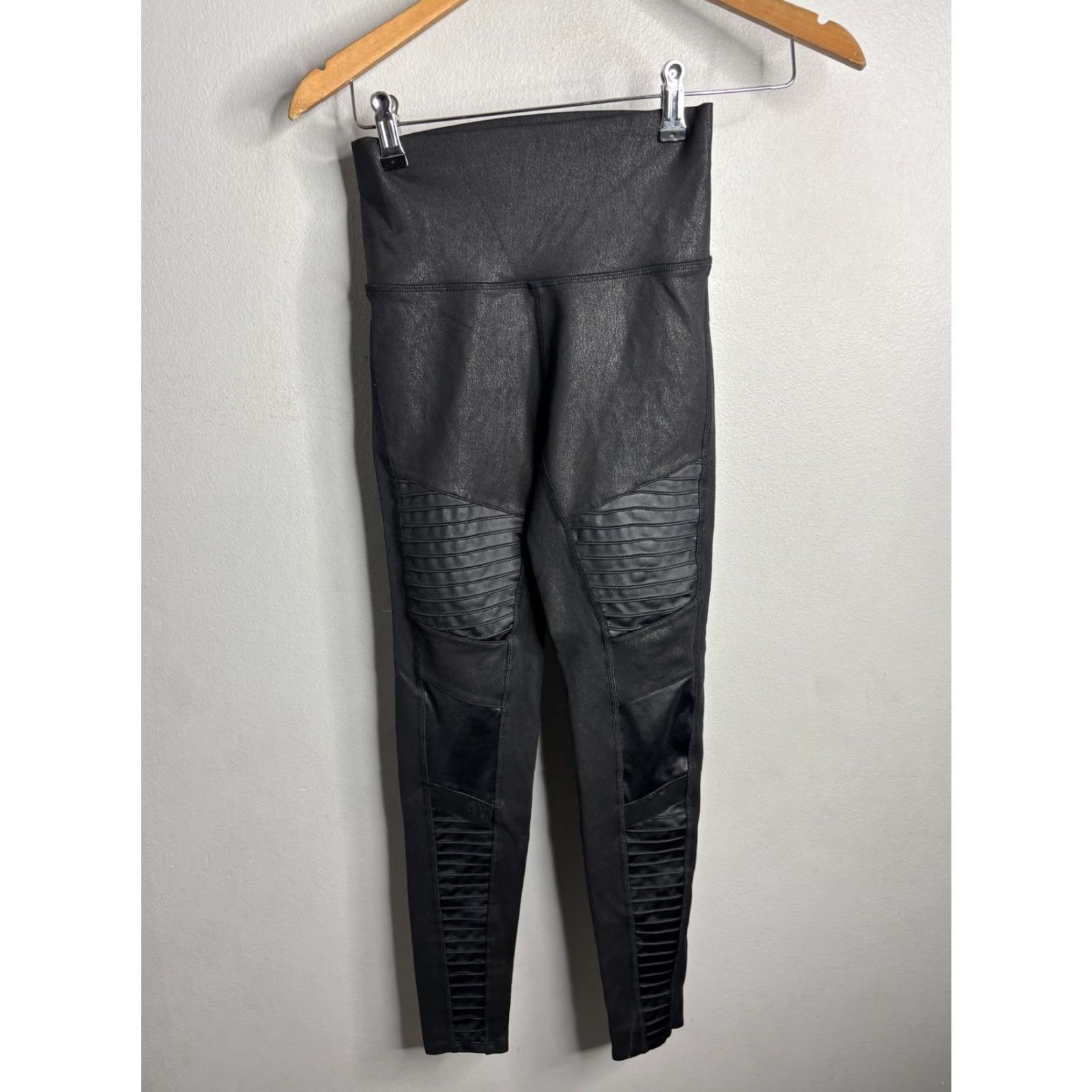 Alo Yoga Alo Yoga Leggings Womens XS Black High Waist Moto Faux Leather Athletic Size 26" / US 2 / IT 38 - 4 Thumbnail