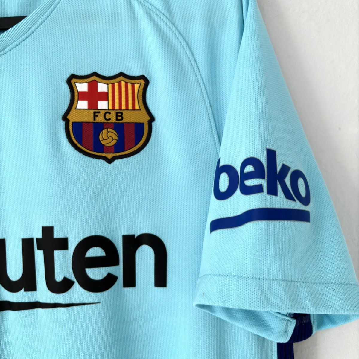 Nike 2017 2018 FC Barcelona Nike Away Kit Soccer Jersey Camiseta Size US S / EU 44-46 / 1 - 5 Thumbnail
