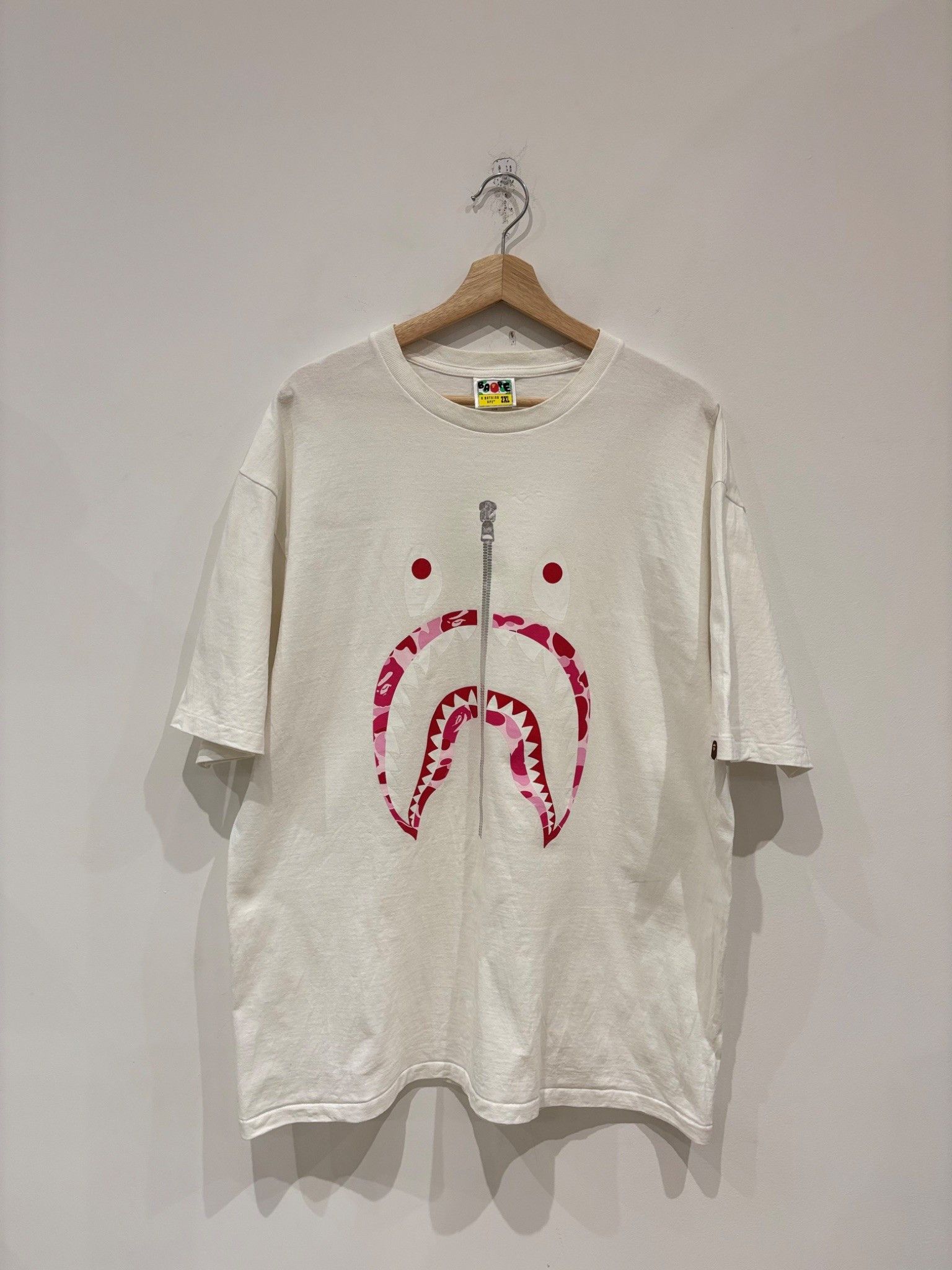 Bape BAPE ABC Camo Shark Tee White/Pink Size US XXL / EU 58 / 5 - 1 Thumbnail