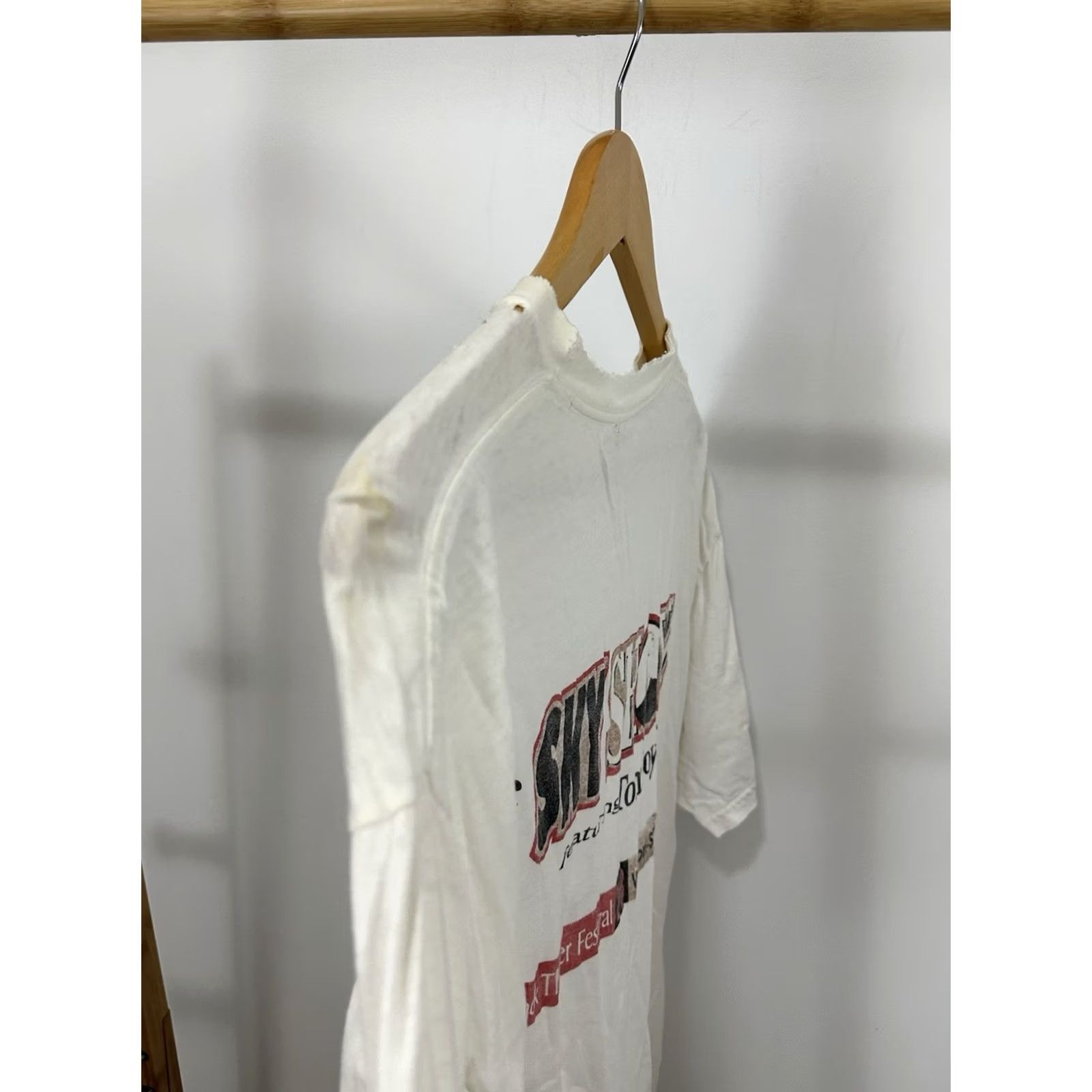 Hanes VTG 97.1 QMG Radio Station R&B Soul Worn Cotton Thrashed T-Shirt Size L Shirt Mens White Distressed 90s Size US L / EU 52-54 / 3 - 6 Thumbnail