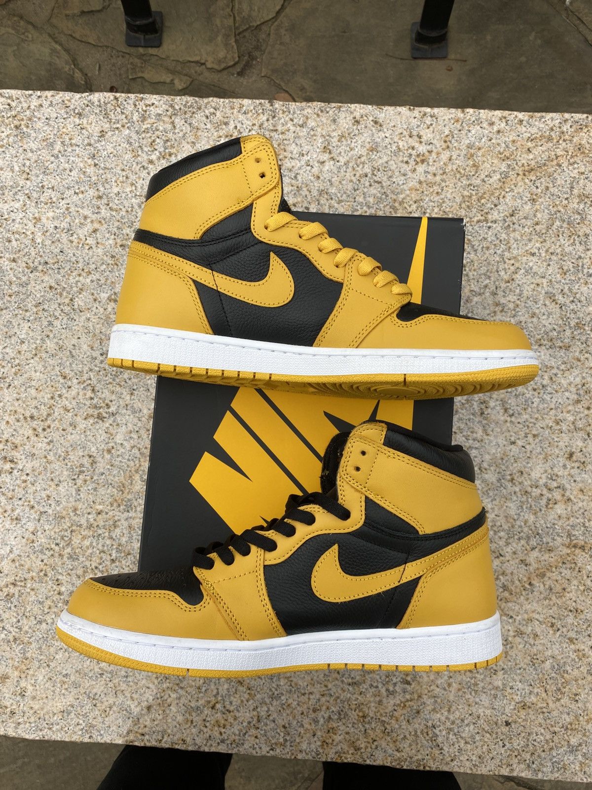 Nike Nike Air Jordan 1 Retro Pollen Yellow Men 10.5 555088-701 Size US 10.5 / EU 43-44 - 1 Thumbnail