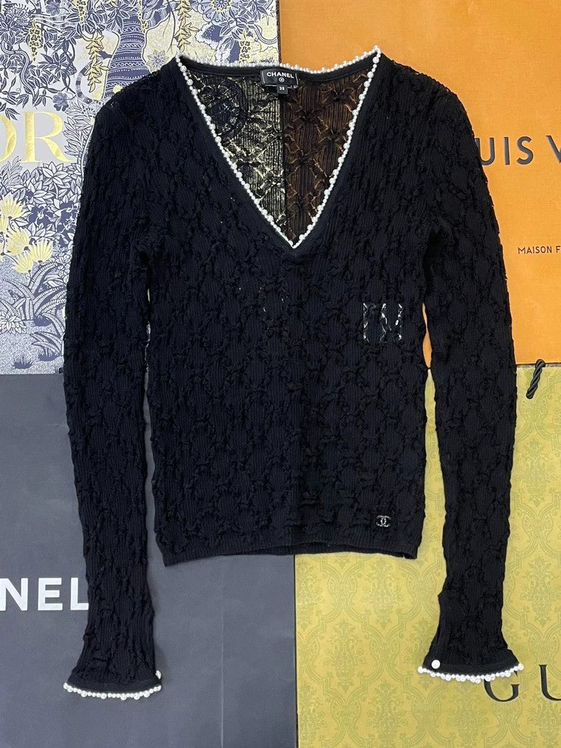 Chanel chanel Black pearl V-neck hollow knitwear undershirt long Size XS / US 0-2 / IT 36-38 - 1 Thumbnail