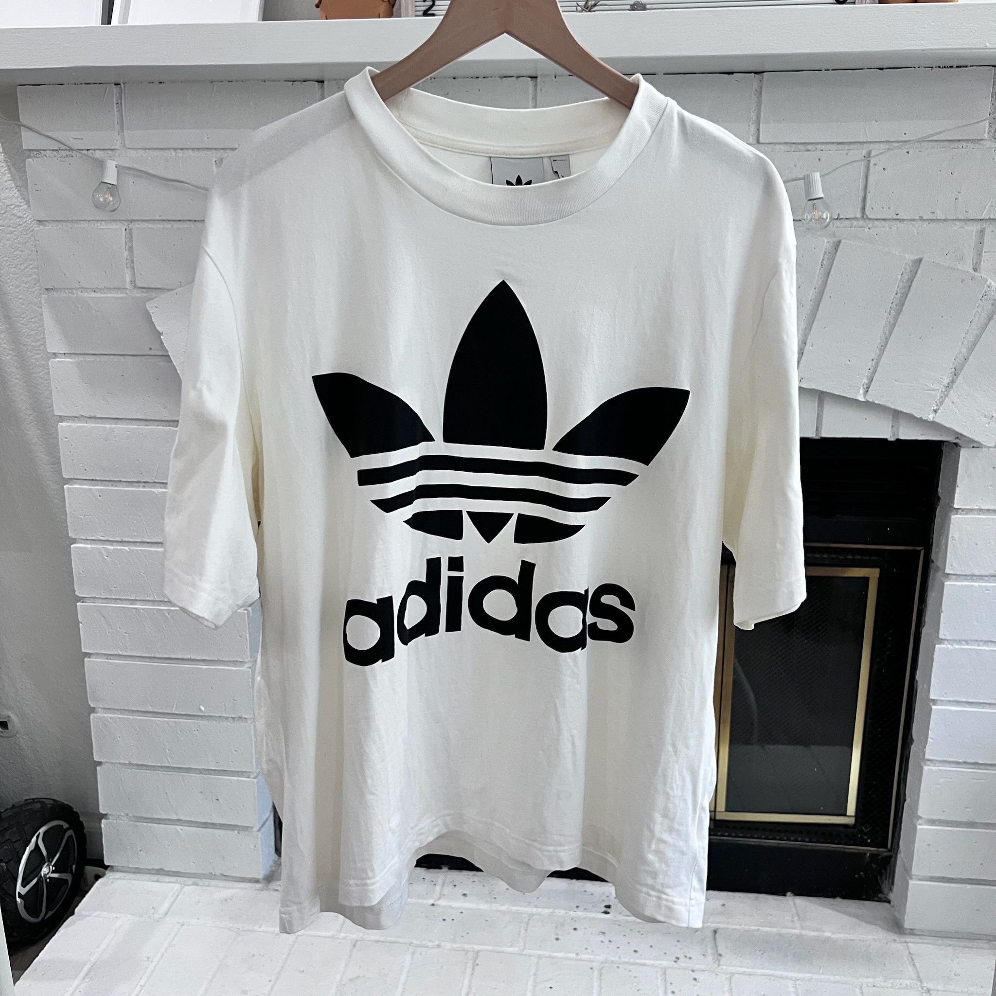 Adidas Adidas Big Logo Thick Cotton Short Sleeve Cropped Tshirt Size US L / EU 52-54 / 3 - 1 Thumbnail