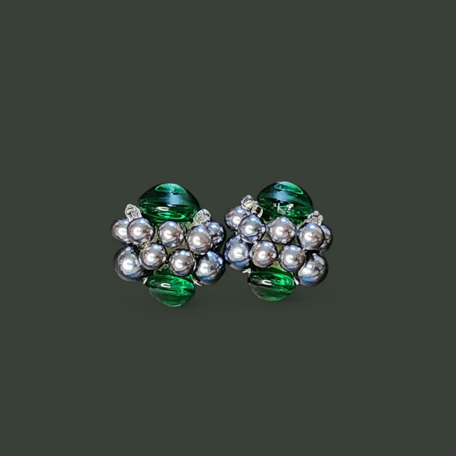 The Unbranded Brand Vintage gray pearls, green glass bead clip-on earrings Japan Size ONE SIZE - 2 Thumbnail