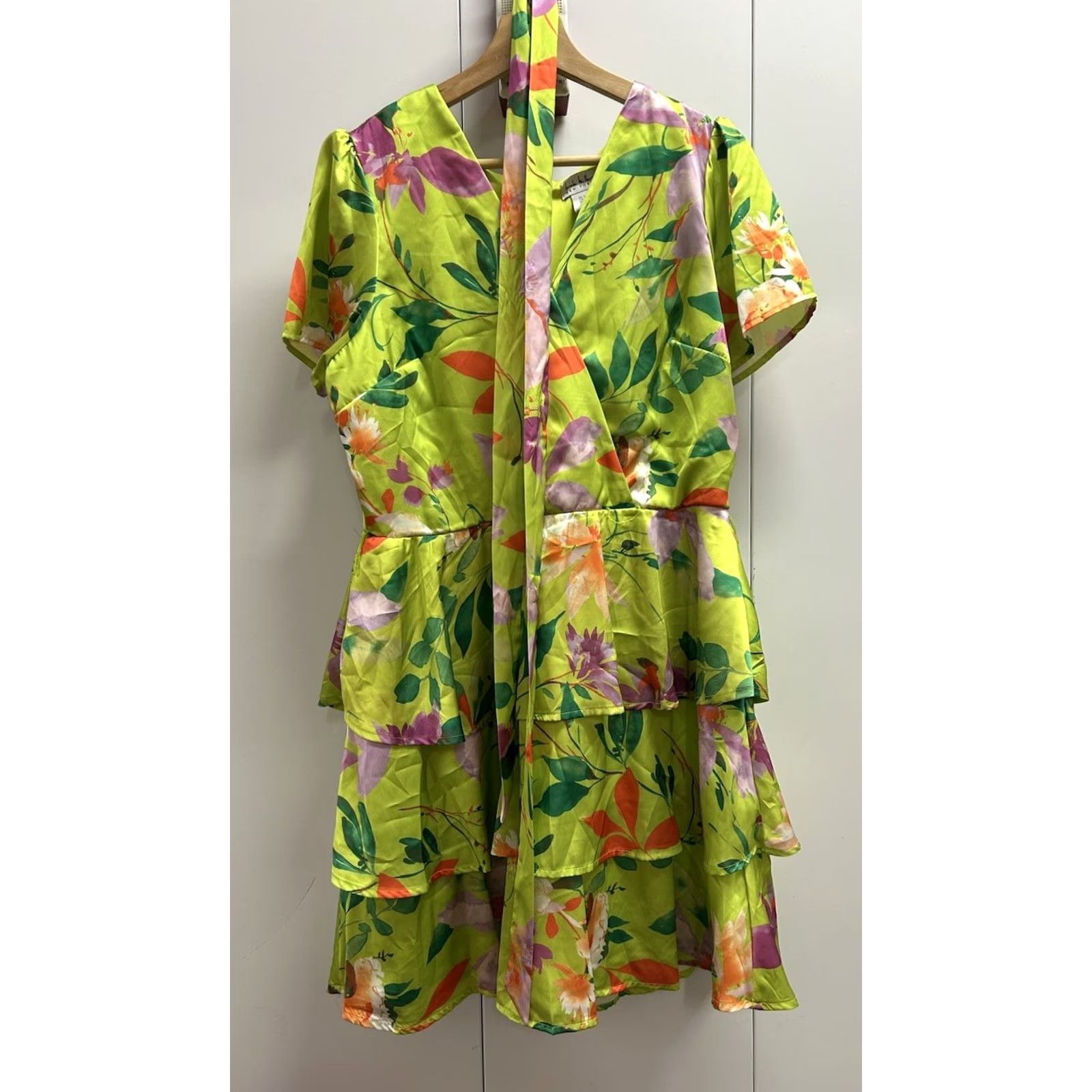 Nicole Miller VINTAGE? No. Nicole Miller Dress Women's Mini Dress Floral Green V-Neck Short Sleeve Summer L Size L / US 10 / IT 46 - 2 Thumbnail