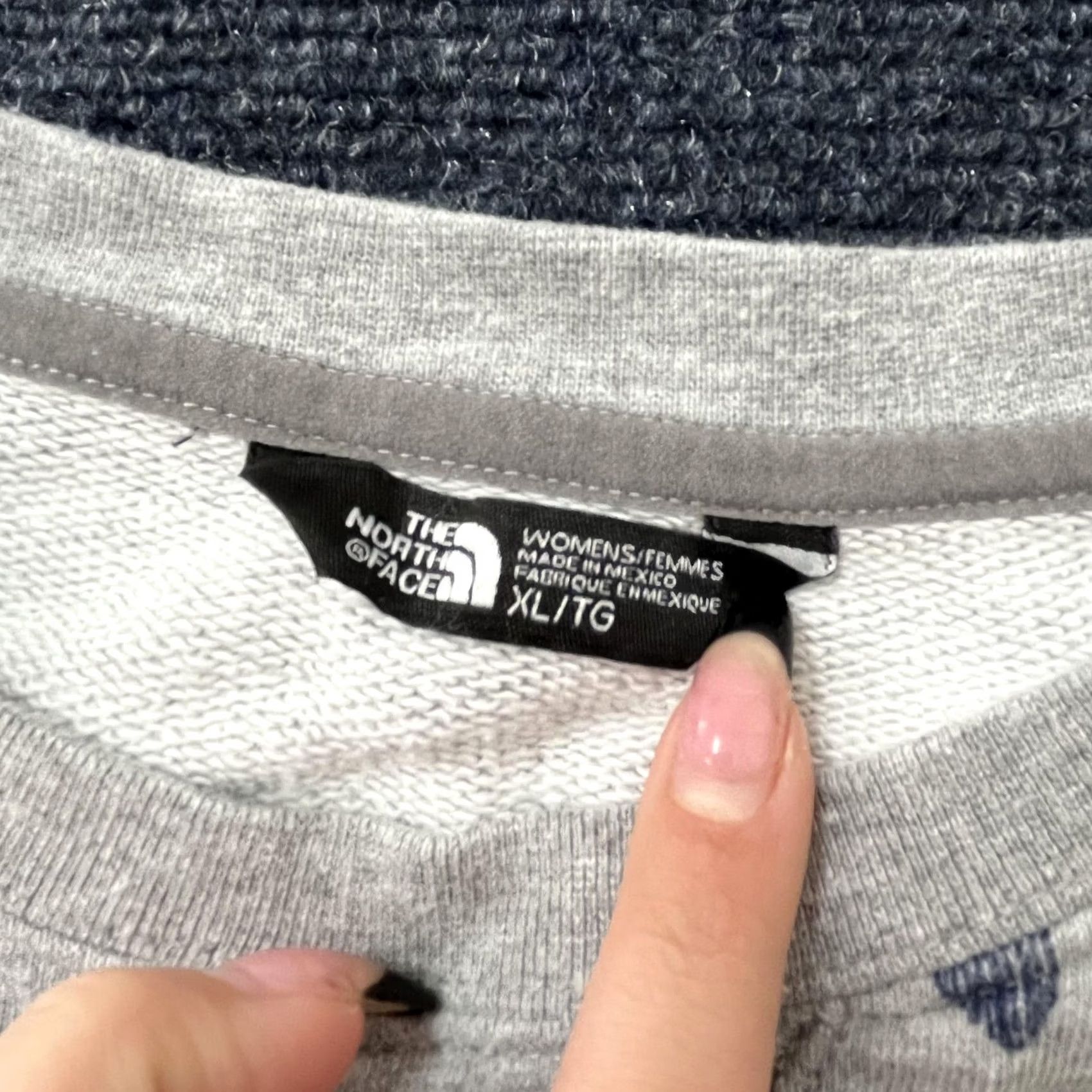 The North Face VINTAGE The North Face Sweatshirt Womens XL Gray Blue Floral Print Crewneck Pullover Size XL / US 12-14 / IT 48-50 - 4 Thumbnail