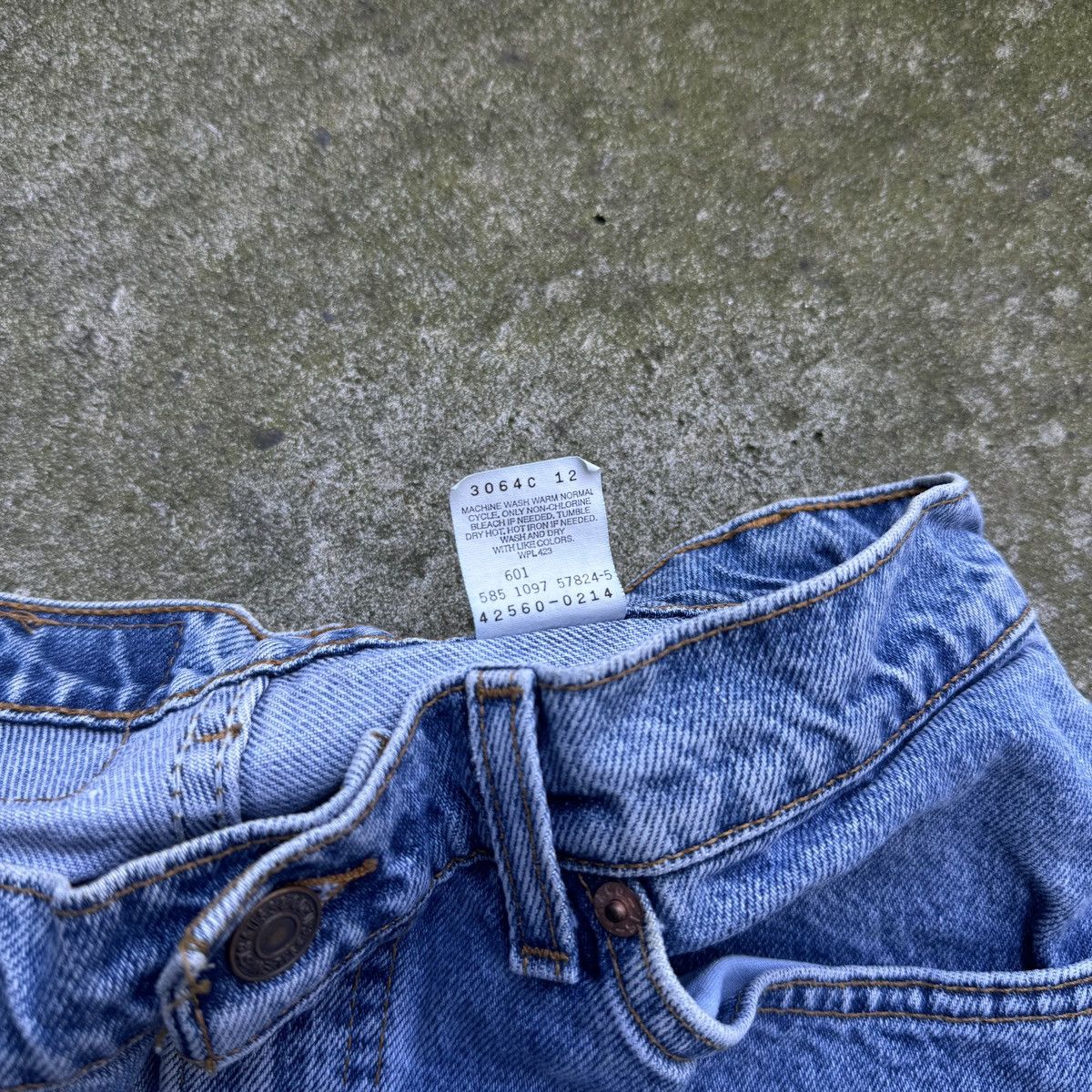 Vintage Vintage 90s Levi's 560 Loose Tapered Jeans Made in USA Size US 29 - 5 Thumbnail