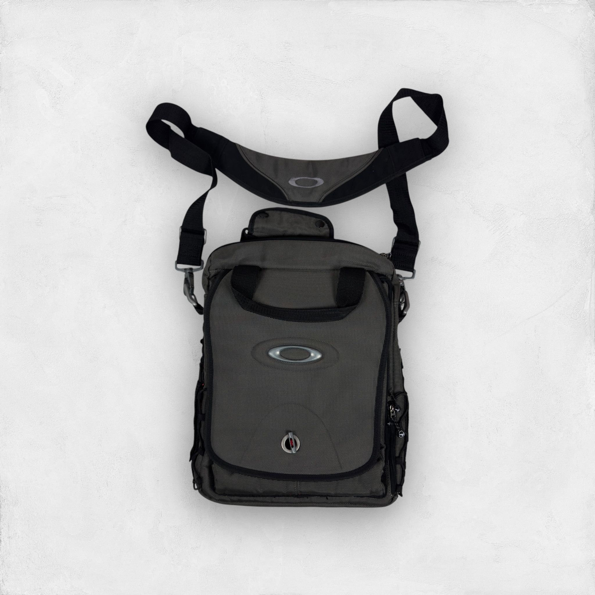 Oakley × Vintage Oakley Men's Gray Detachable Strap Crossbody Shoulder Bag | Grailed Oakley × Vintage Oakley Men's Gray Detachable Strap Crossbody Shoulder Bag | Grailed
