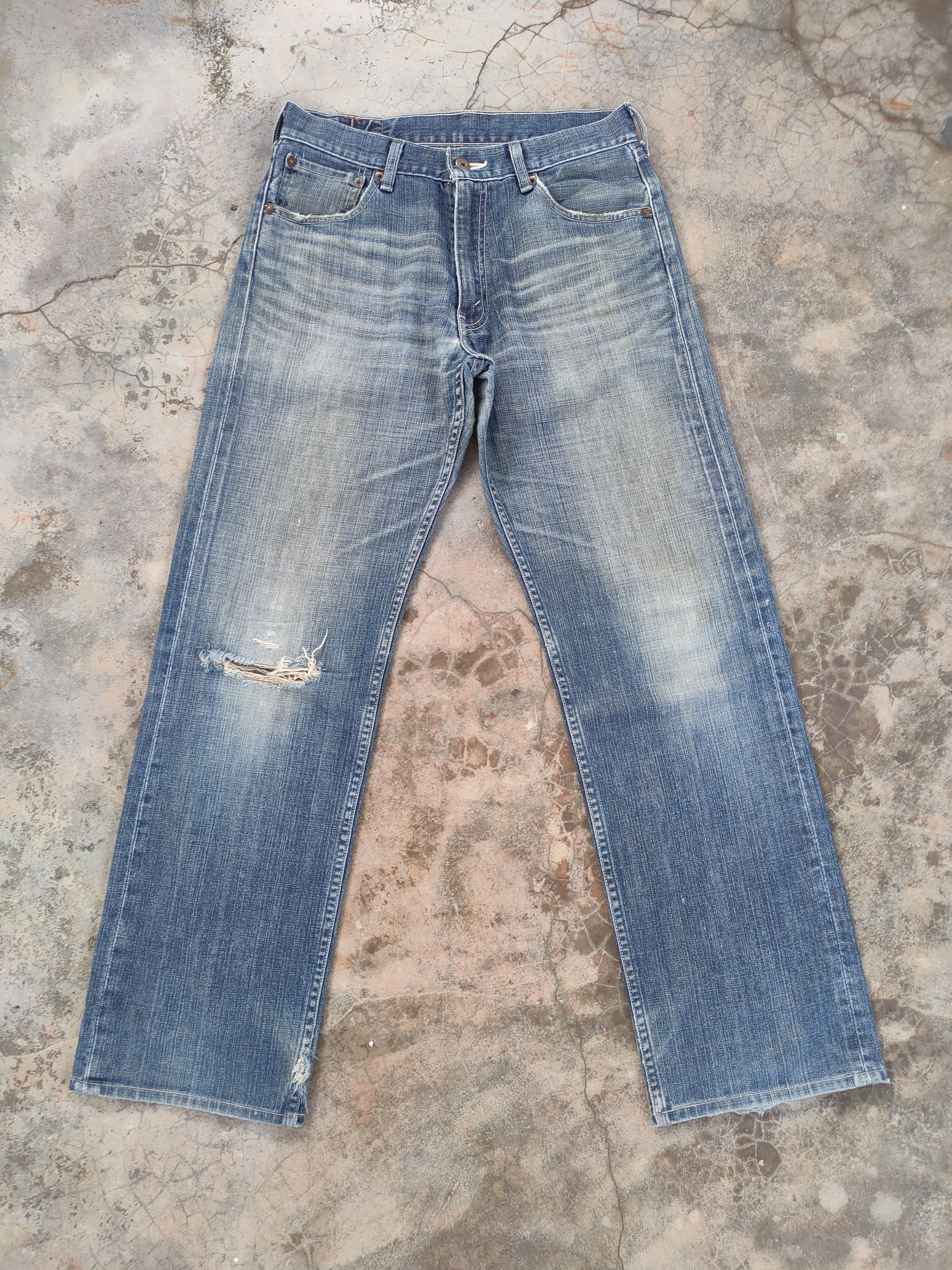 image of W30 Vintage Levi's Faded Distressed Denim Jean Pants in Faded Blue, Men's