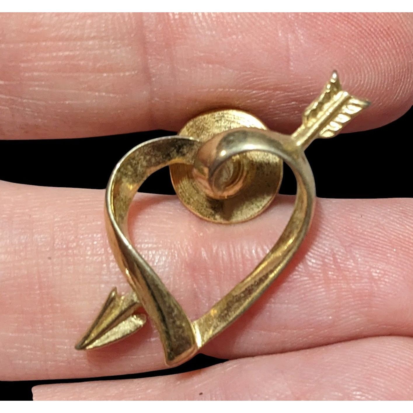 Other Vintage Avon Gold Tone Open Heart And Arrow Pin Size ONE SIZE - 1 Thumbnail