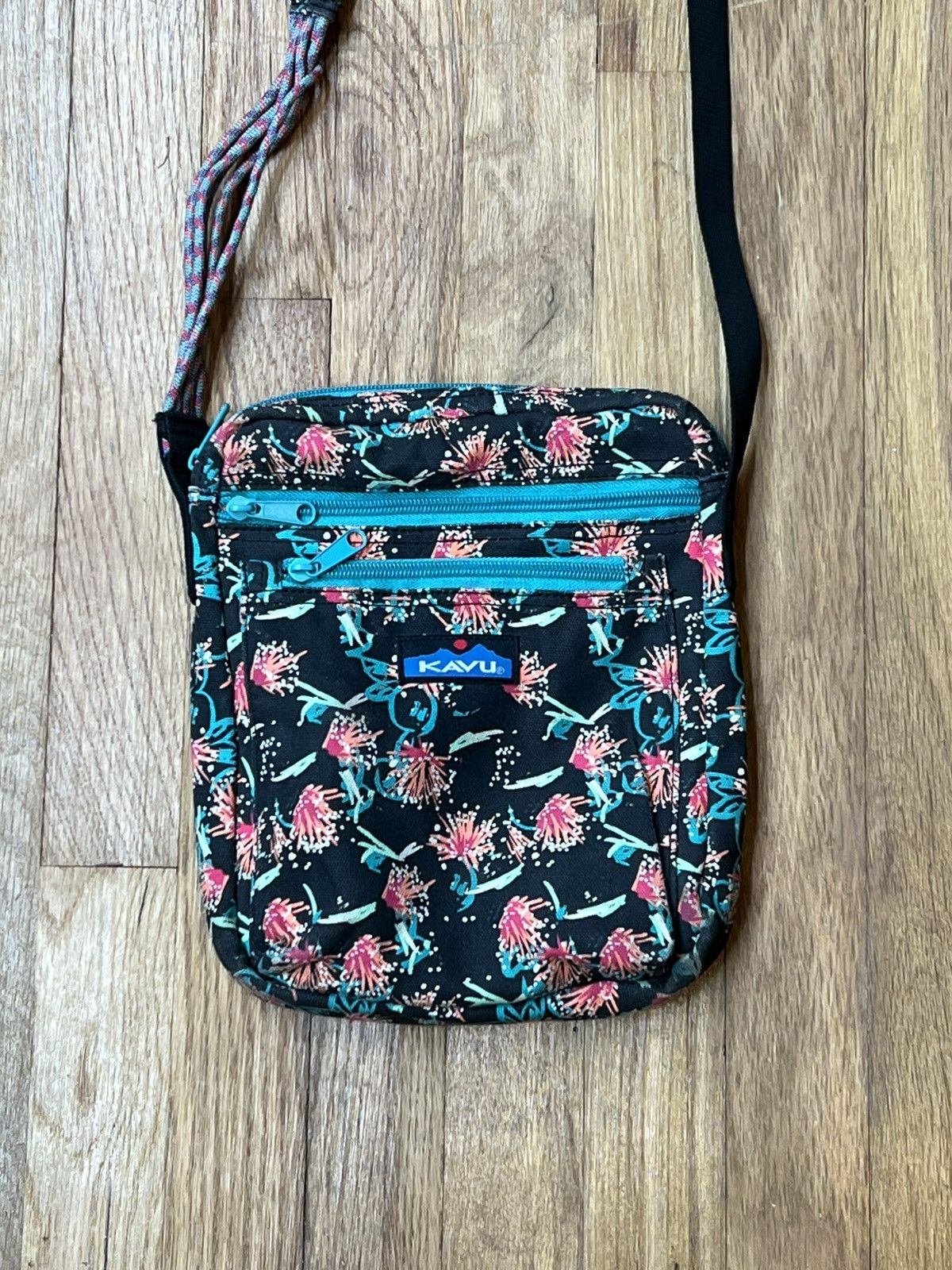 KAVU Kavu Bird of Paradise Floral Rope Sidewinder Crossbody Bag Size ONE SIZE - 3 Thumbnail