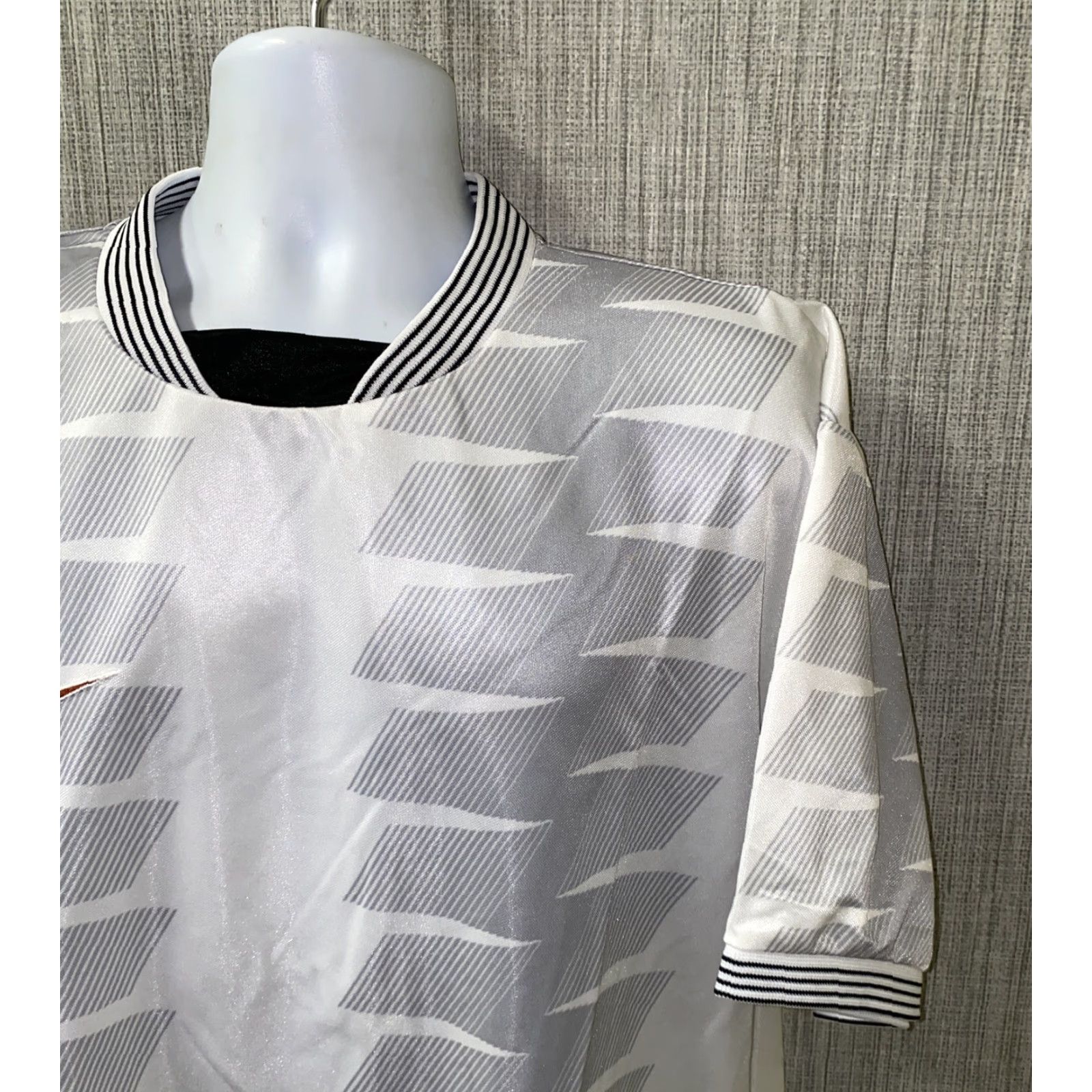 Nike Nike Mens T-Shirt Short Sleeve Jersey 2XL White Gray Regular Size 2XL Size US XXL / EU 58 / 5 - 2 Thumbnail
