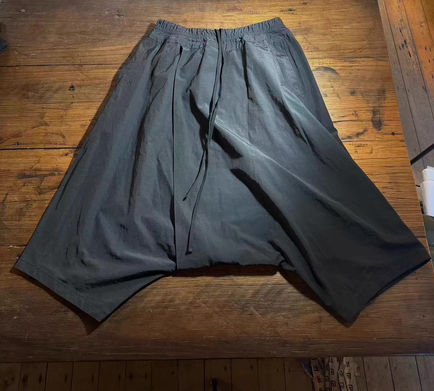 NILOS NILOS 16FW black drop‑crotch pleated cropped trousers Ｑ25 Size US 32 / EU 48 - 1 Thumbnail
