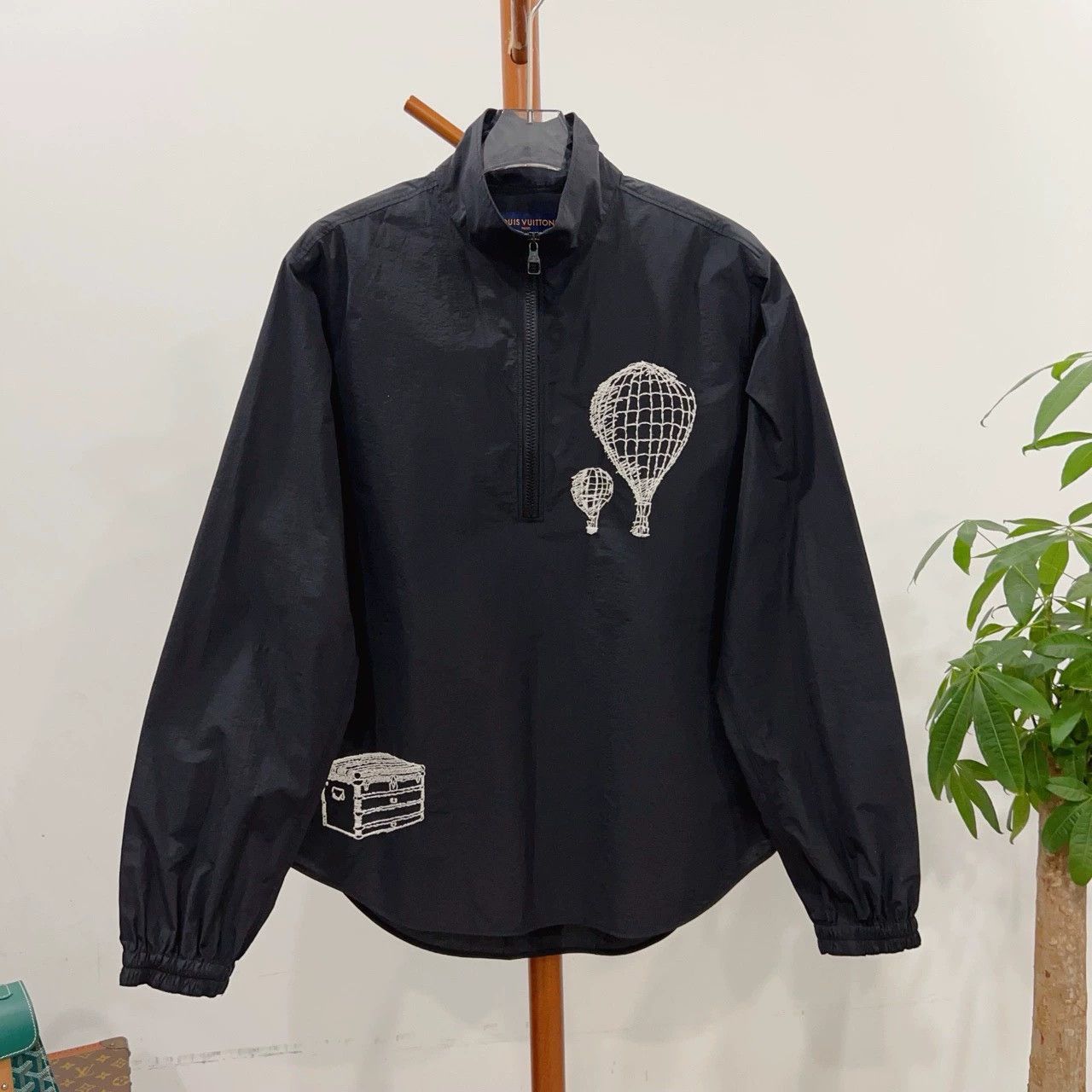 Louis Vuitton louis vuitton black pullover with balloon design Size US S / EU 44-46 / 1 - 1 Thumbnail