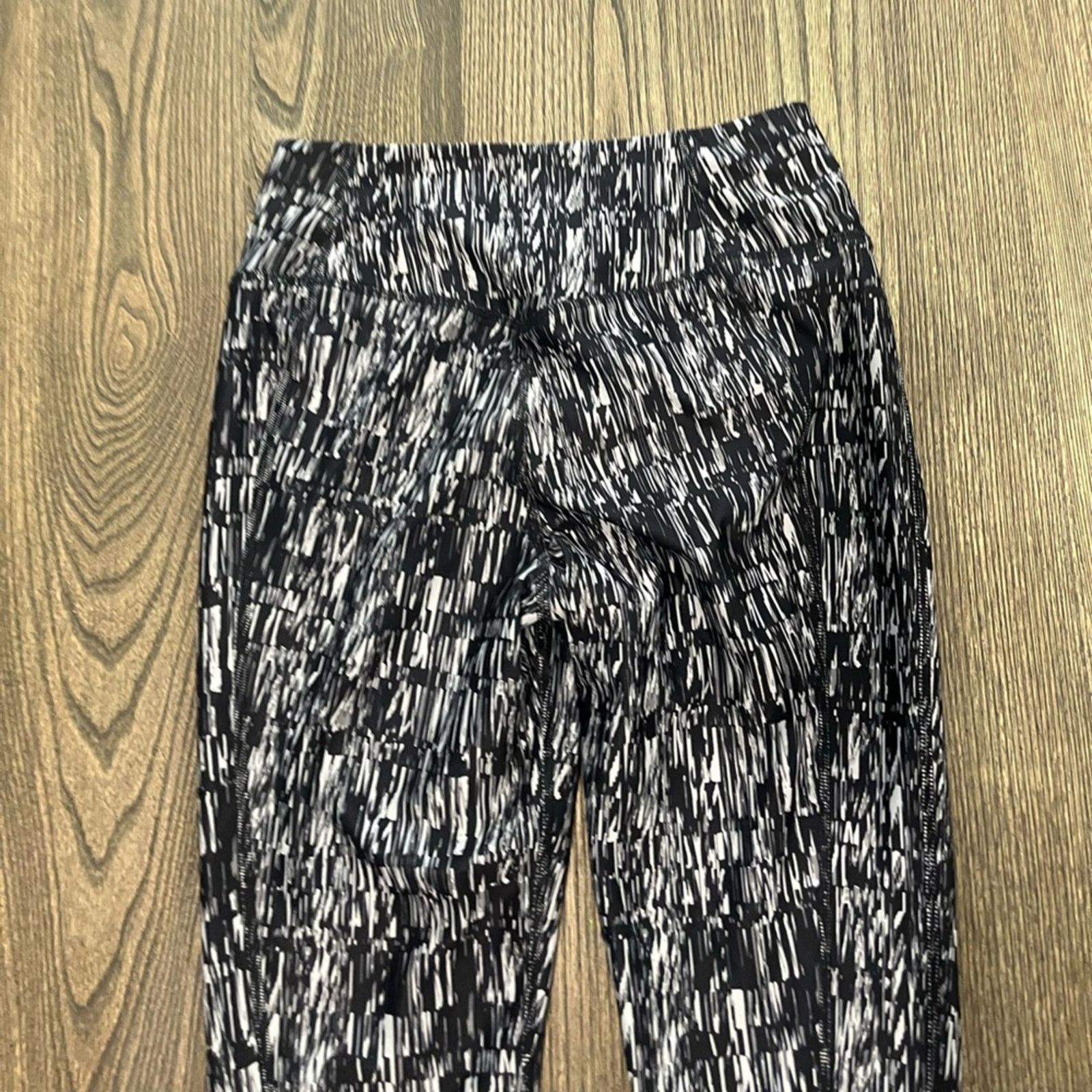 Nike Nike Leggings Dri Fit Capri Athletic Yoga Gym Geometric Size 26" / US 2 / IT 38 - 9 Thumbnail