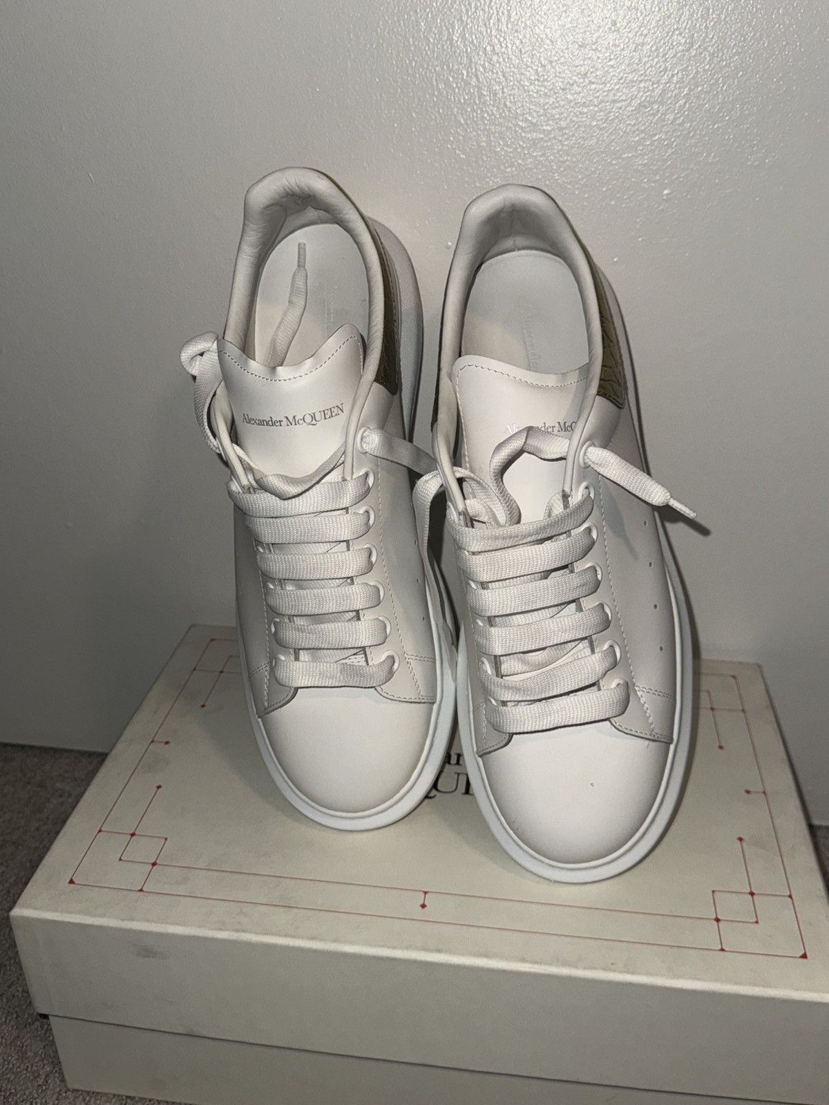 Alexander McQueen White and gold Alexander McQueens Size US 11 / EU 44 - 8 Thumbnail