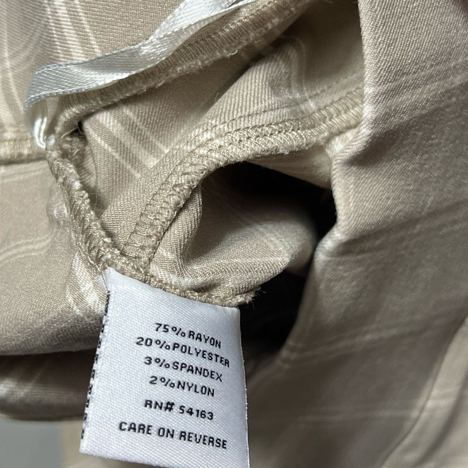 Tommy Hilfiger Tommy Hilfiger Shorts Hollywood Tan Women's 8” Flat Front Size 24" / US 00 / IT 34 - 5 Thumbnail