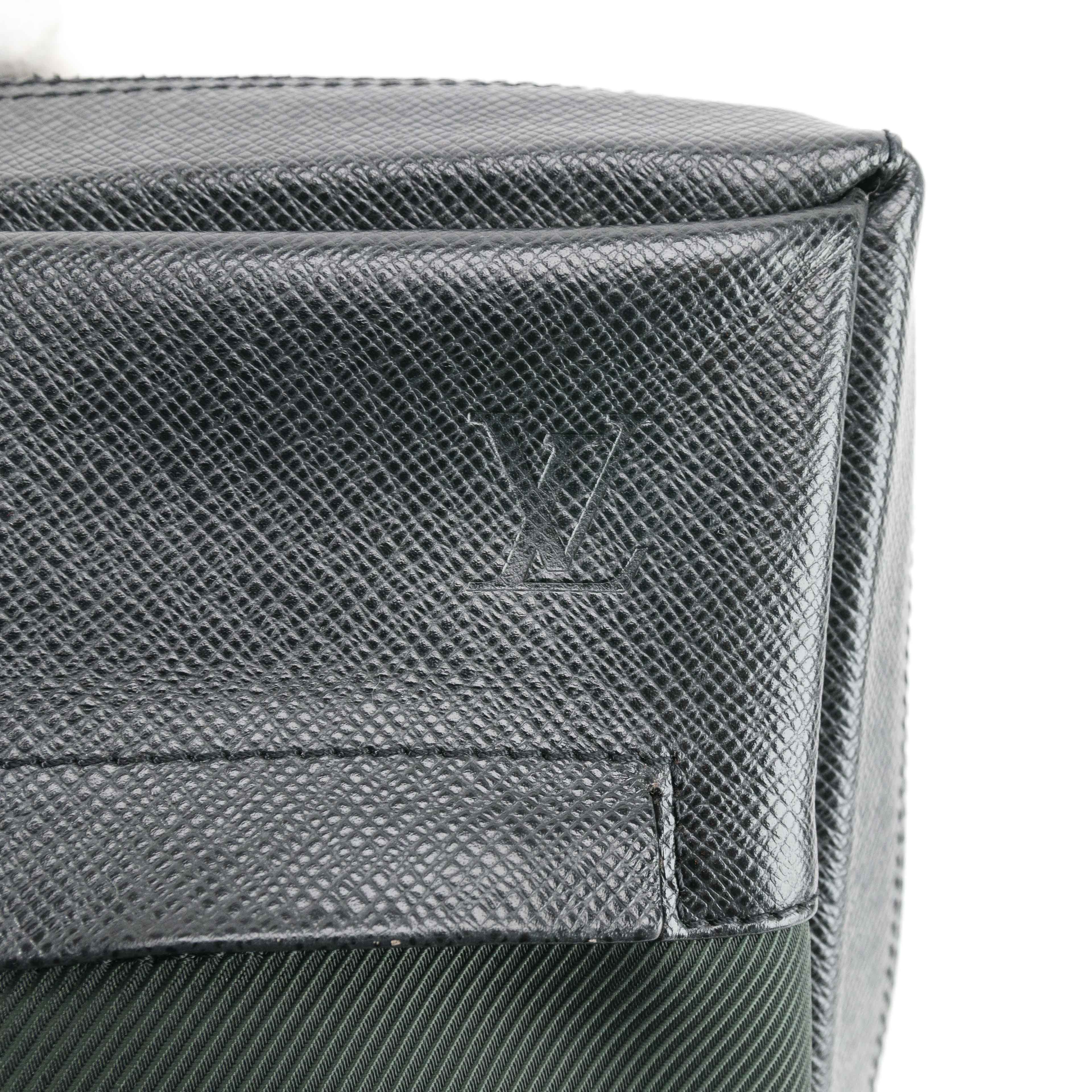 Louis Vuitton Louis Vuitton Taiga Leather District PM Messenger Bag Size ONE SIZE - 22 Thumbnail
