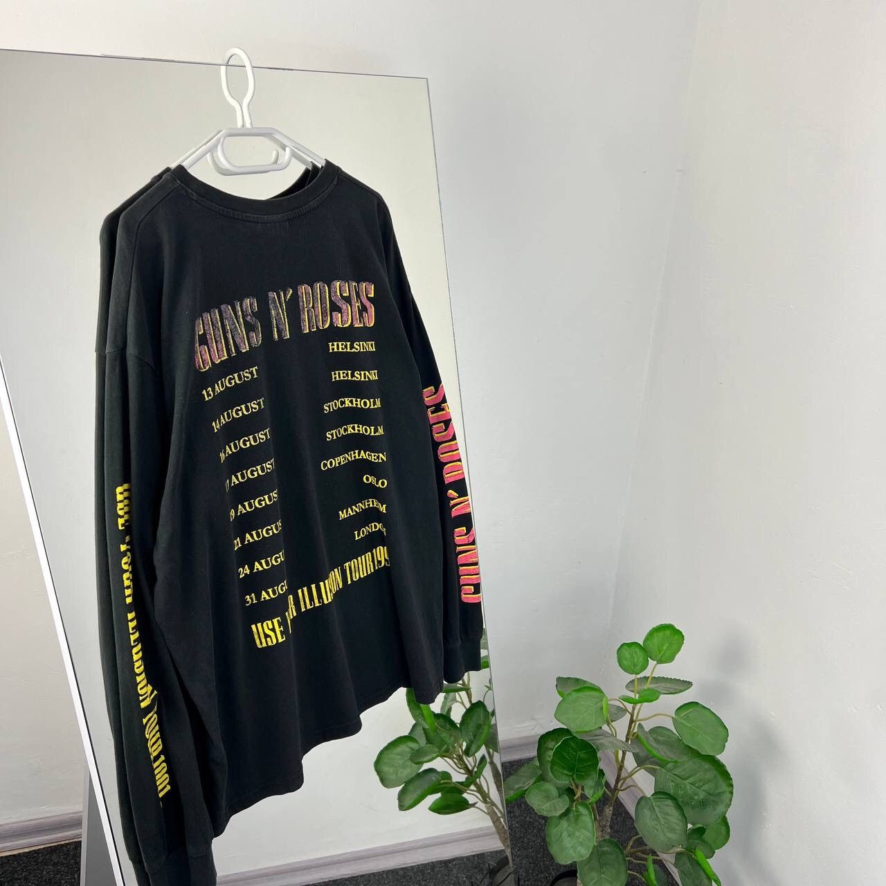 Band Tees Guns N Roses Use Yourn illusion Tour 1991 Rock Band Big Logo Size US XL / EU 56 / 4 - 2 Thumbnail