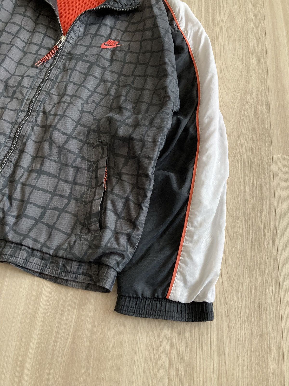 Vintage Vintage Nike Big Logo Nylon Light Jacket 90s Size US M / EU 48-50 / 2 - 9 Thumbnail