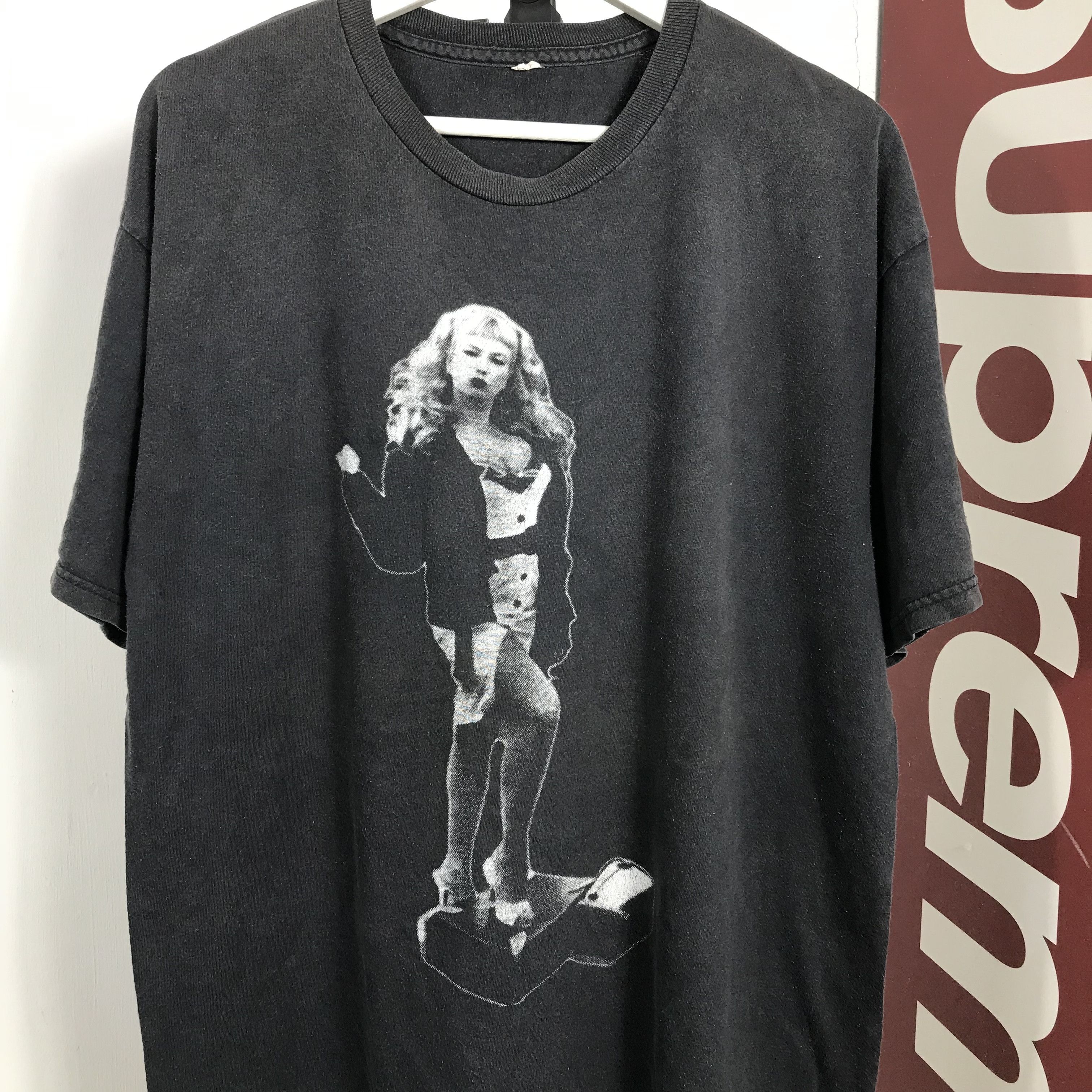 Vintage Vintage 90s TRACI LORDS erotic girls soft tender hands tee Size US L / EU 52-54 / 3 - 3 Thumbnail
