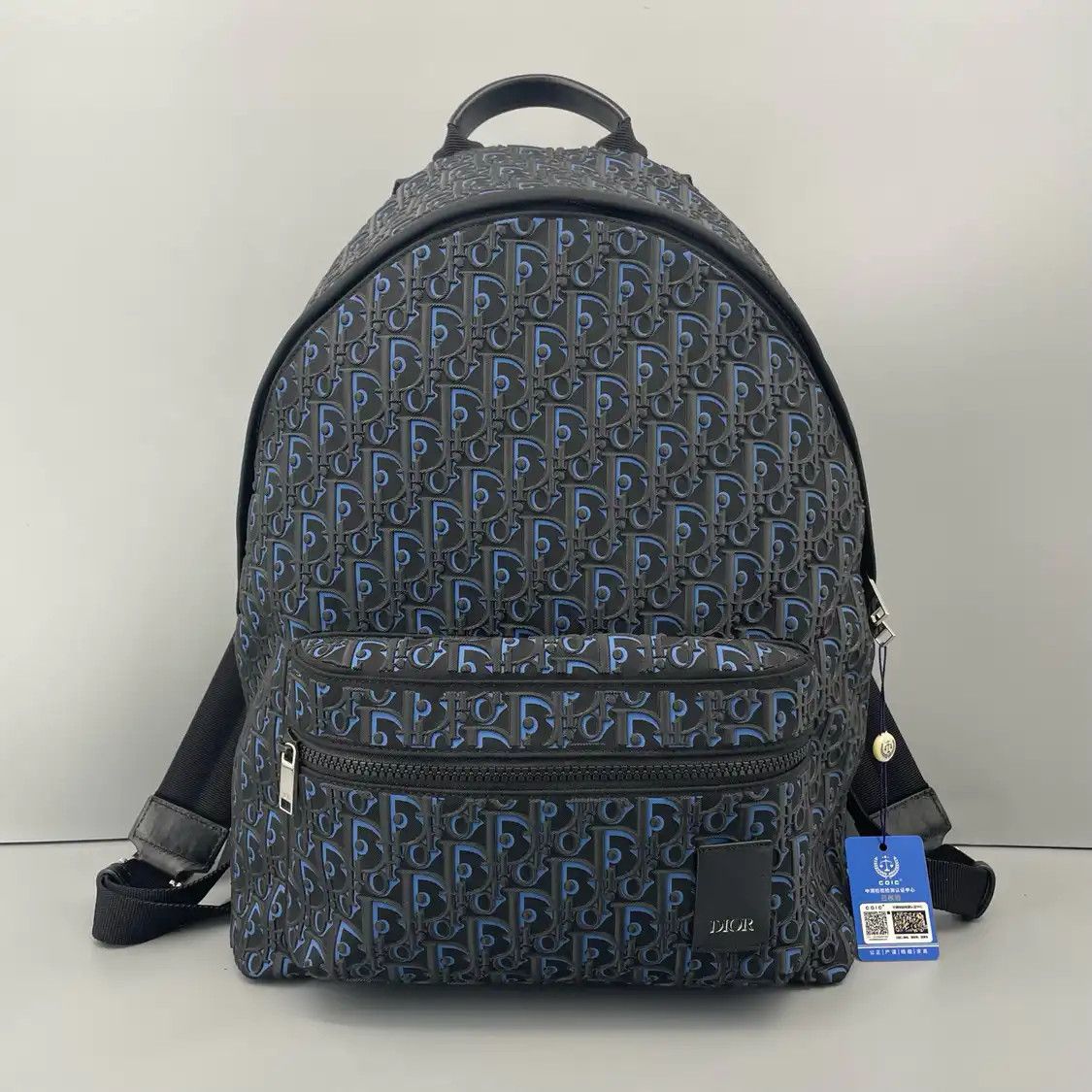 dior mini gallop backpack // Oblique  VSP Consignment THE CHARACTERISTICS Dior Dior Oblique Grained Calfskin