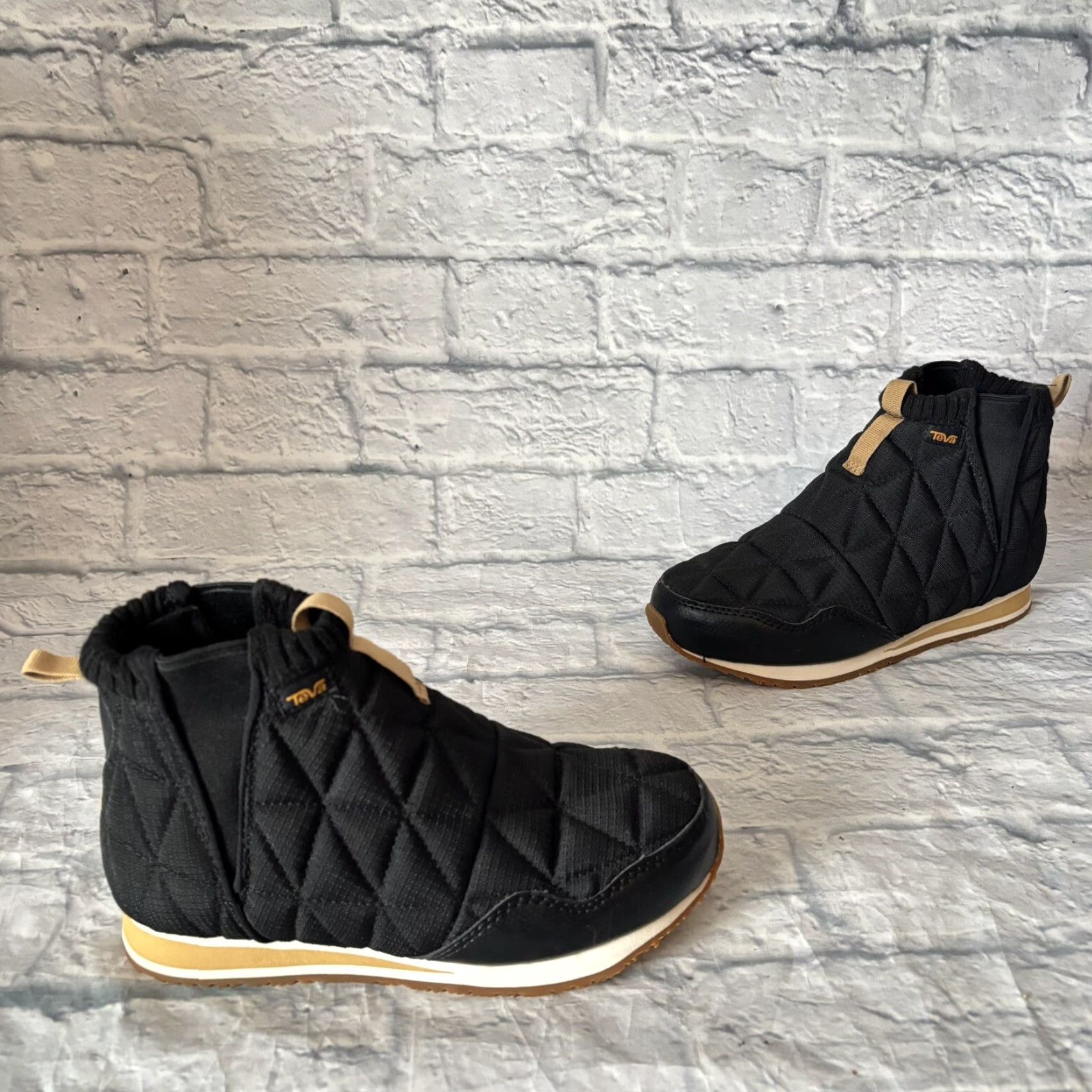 Teva Teva ReEmber Mid Slip On Black Casual Travel Quilted Booties Women’s Sz 6 Boots Size US 6 / IT 36 - 2 Thumbnail