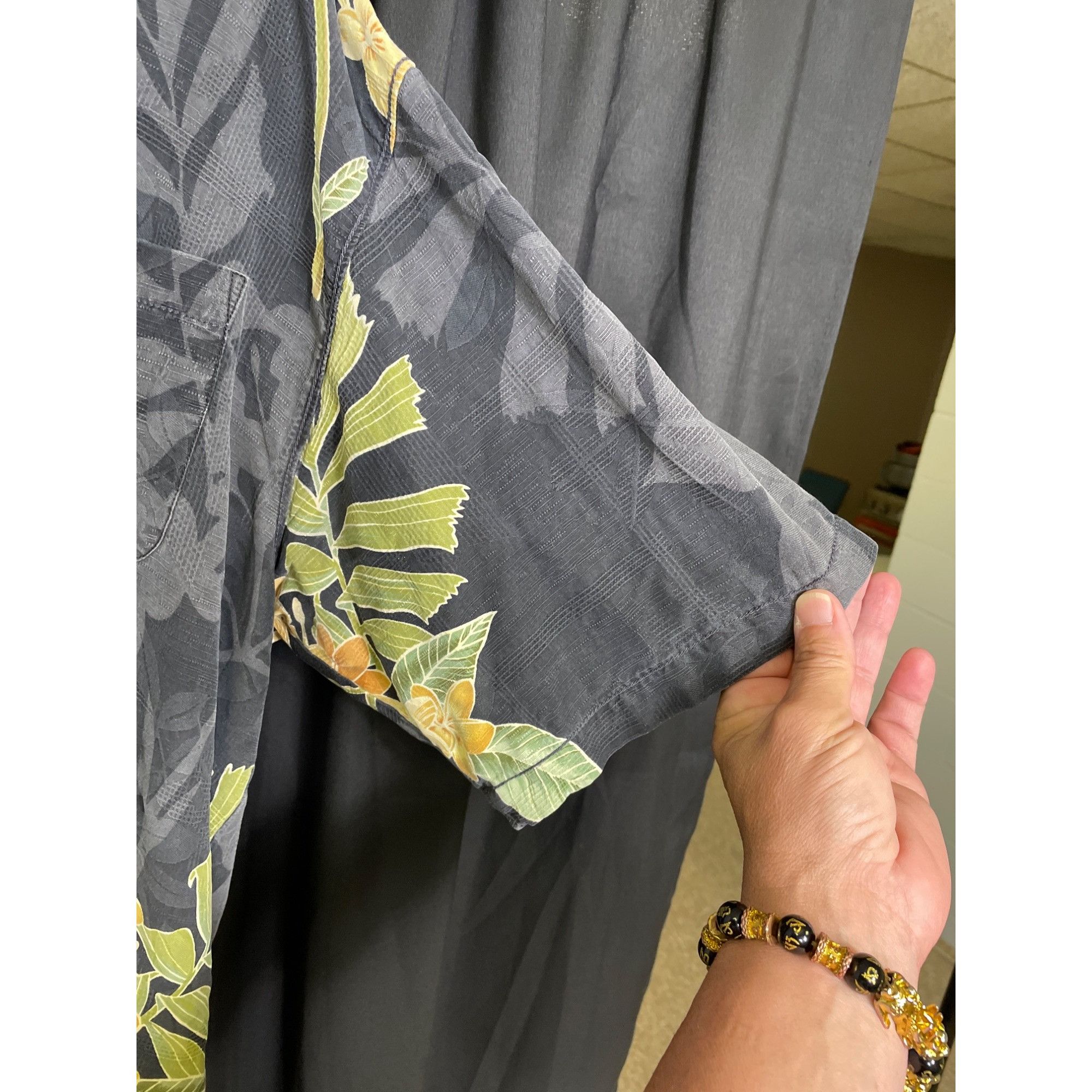 Tommy Bahama Tommy Bahama mens Gray/Green Floral Silk Button-Up Shirt Siz Size US L / EU 52-54 / 3 - 5 Thumbnail