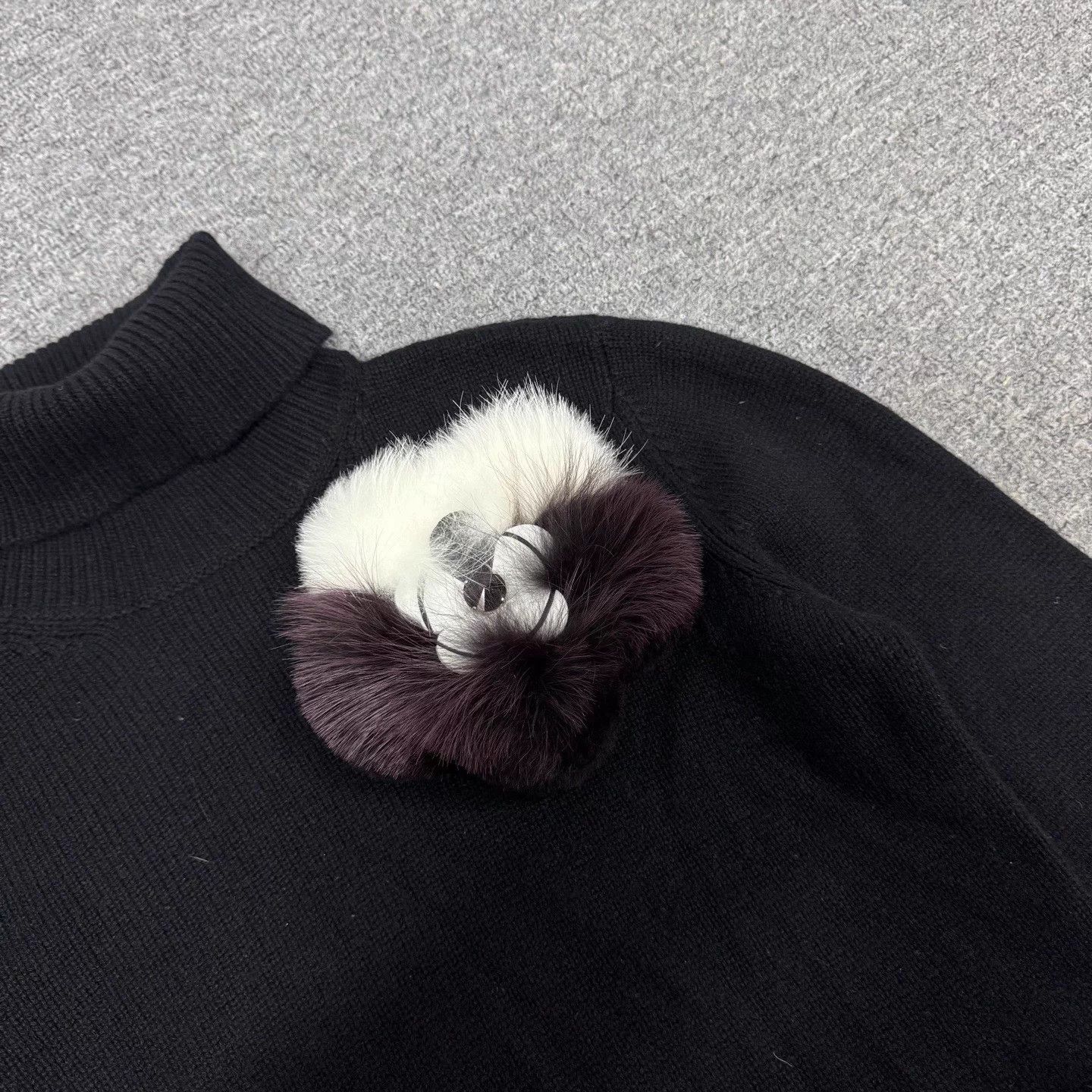 Fendi Fendi Fox Fur Trim High Neck Batwing Cashmere Sweater 40 99 Size M / US 6-8 / IT 42-44 - 4 Thumbnail