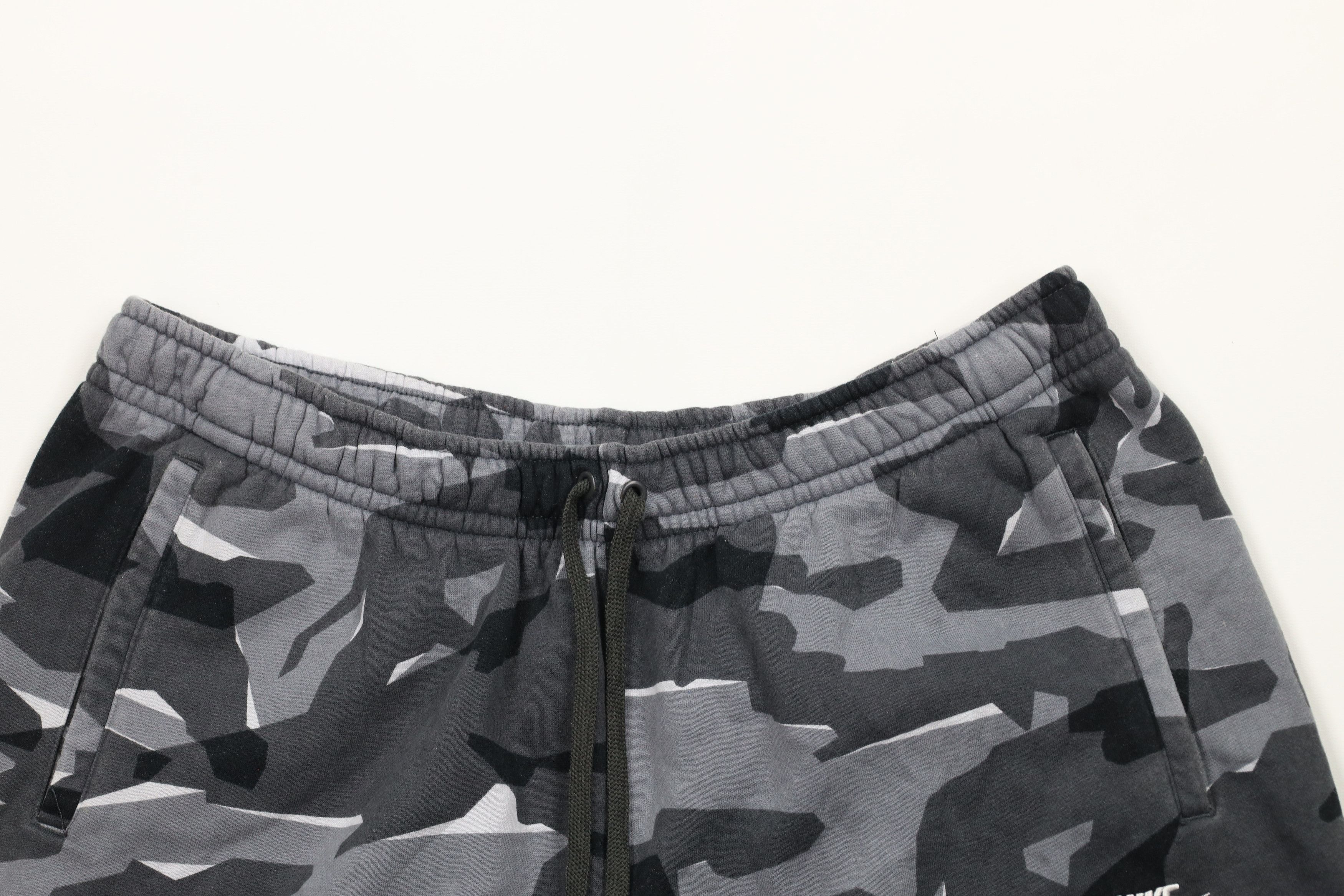 Nike × Vintage Vintage Nike Spell Out Camouflage Sweatpants Shorts Size US 38 / EU 54 - 2 Thumbnail