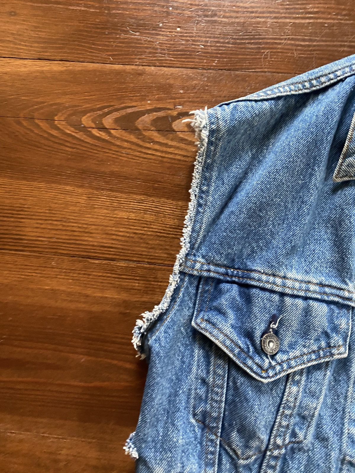 Levi's Vintage 80’s Levi’s Distressed Thrash Style Denim Jean Vest Size US S / EU 44-46 / 1 - 9 Thumbnail