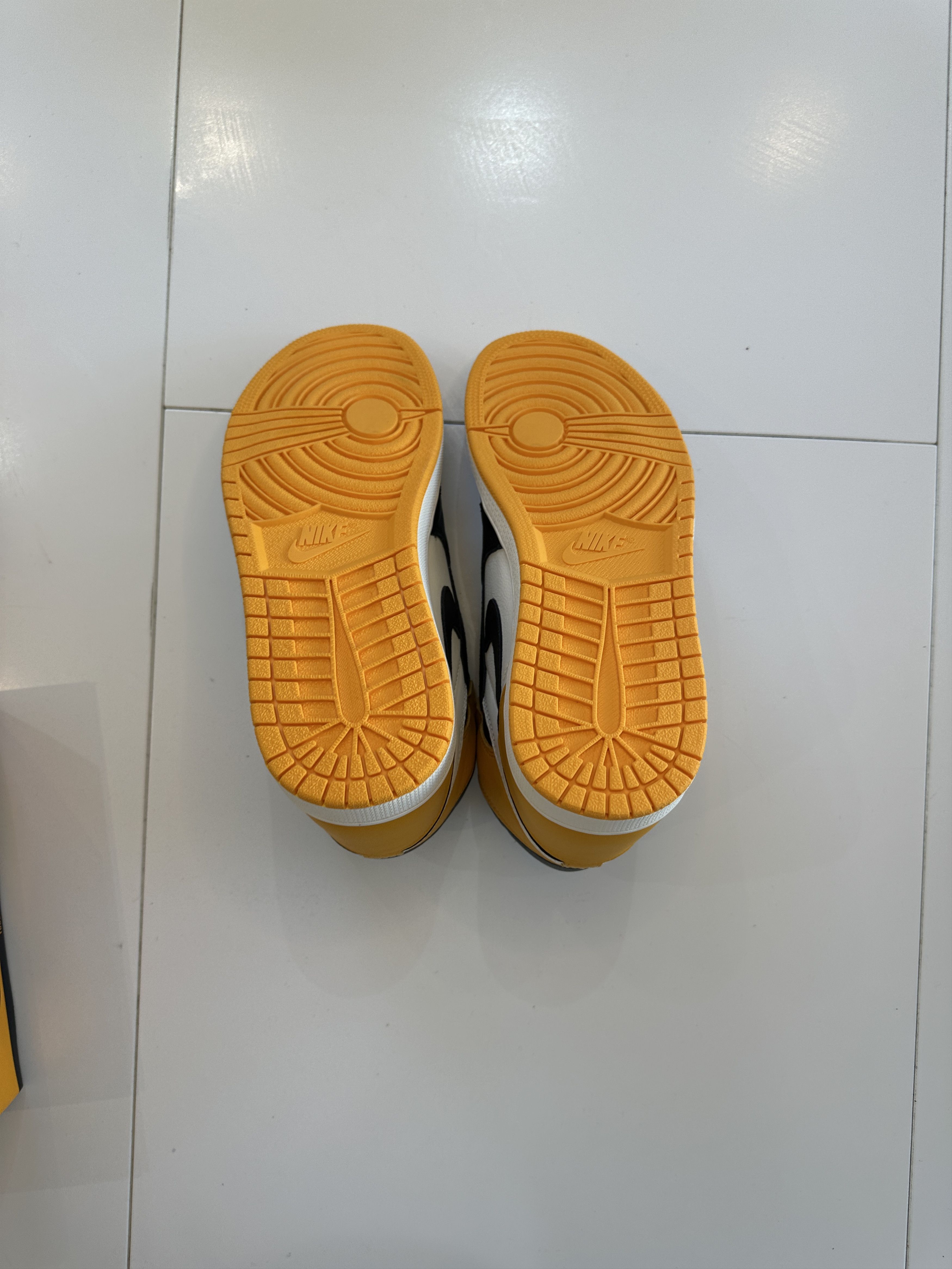 Jordan Brand Jordan 1 High Taxi Size US 9 / EU 42 - 4 Thumbnail
