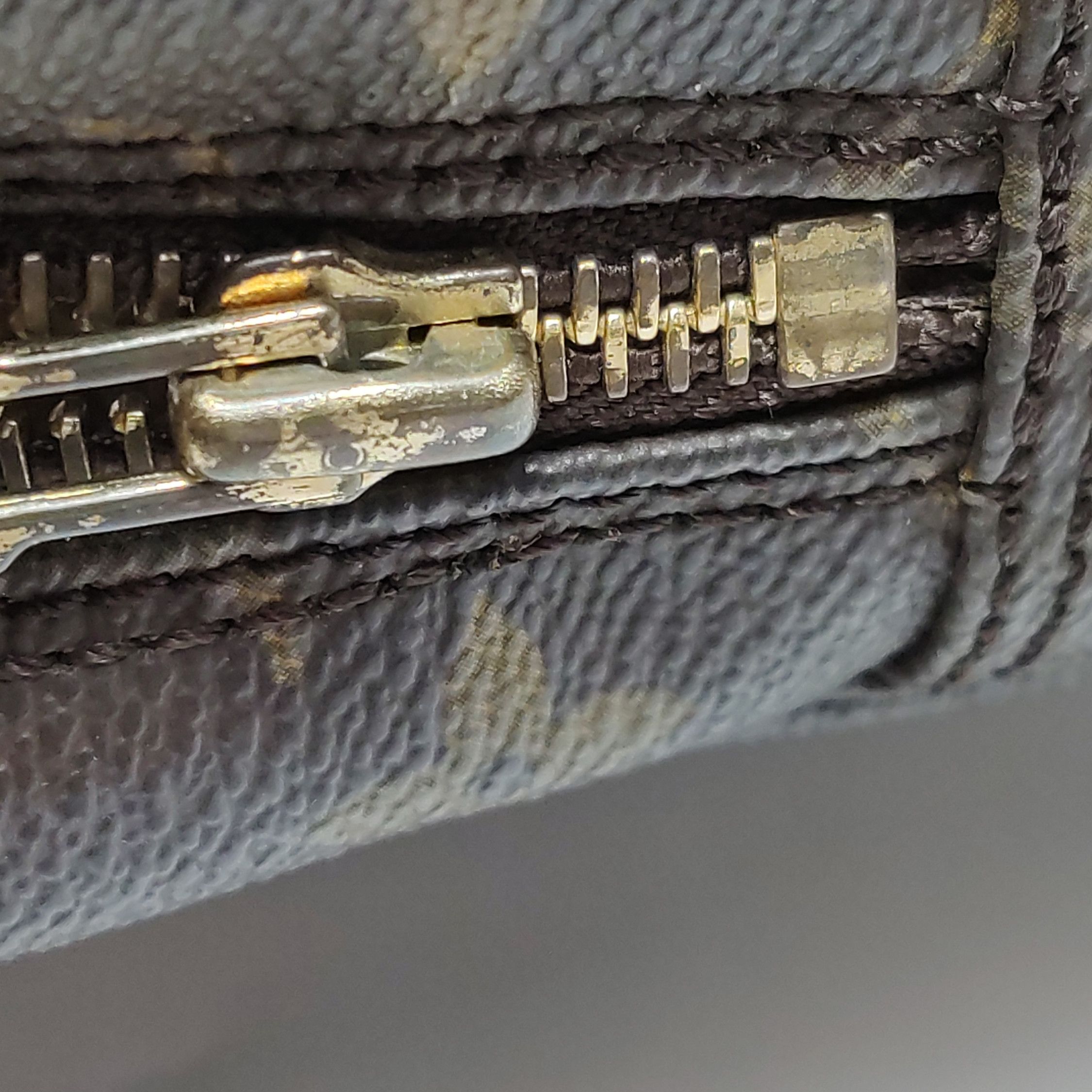 Louis Vuitton Louis Vuitton (LV) TrousseToilette old flower zipper clutch Size ONE SIZE - 2 Thumbnail