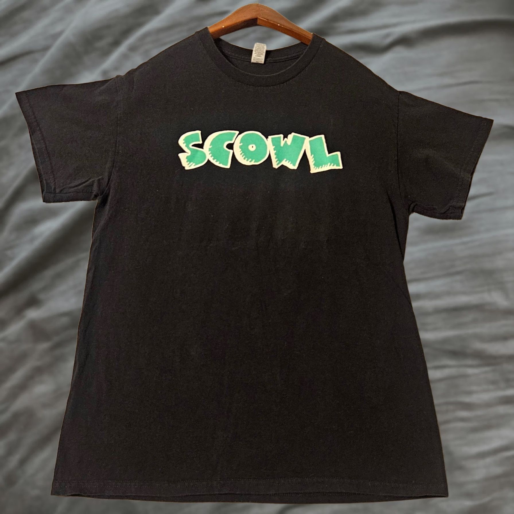 Gildan Scowl Band Indie Rock Graphic T-shirt Medium Black Short Sleeve Size US M / EU 48-50 / 2 - 1 Thumbnail