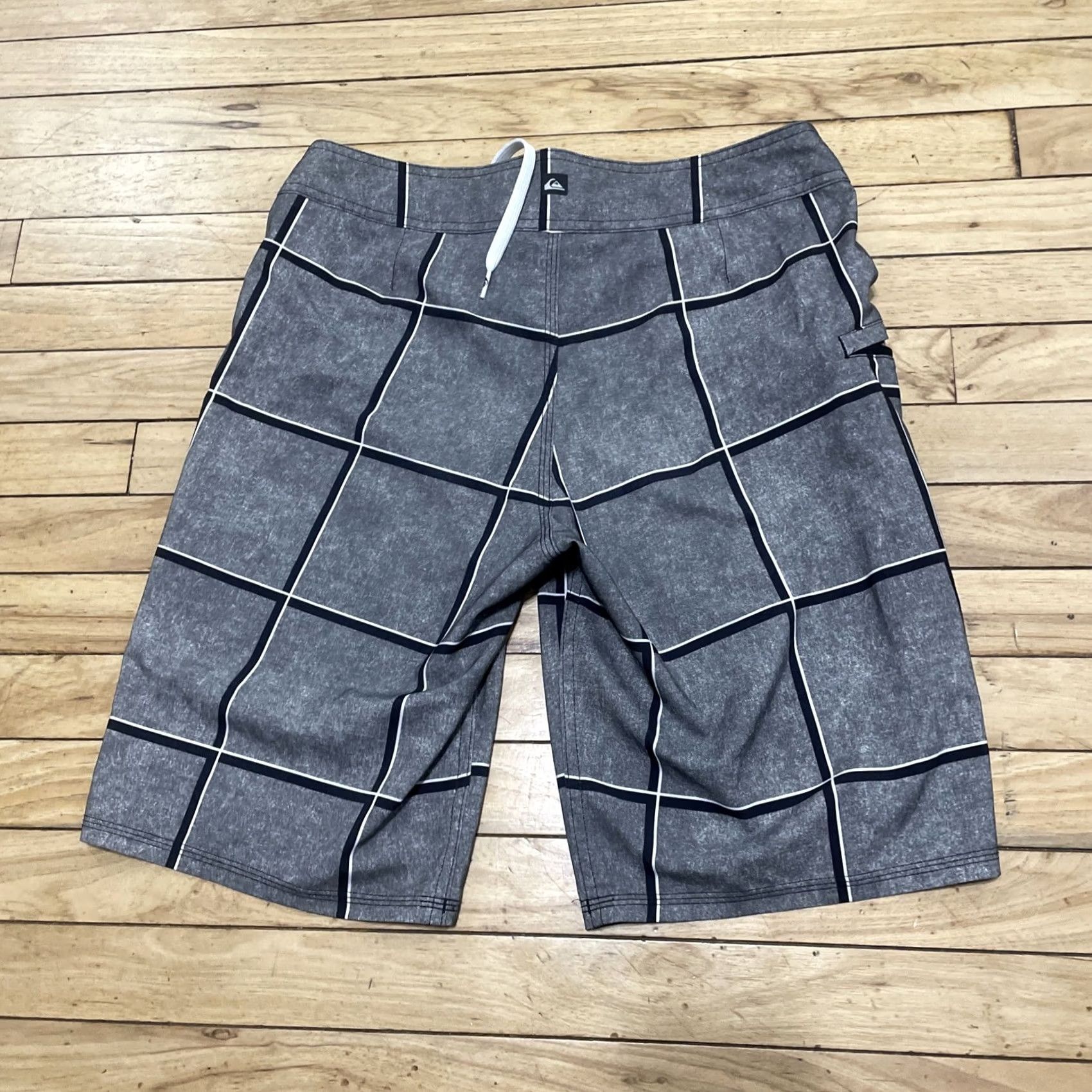 Quiksilver VINTAGE QUIKSILVER Board Shorts Men 30 Gray Black Plaid Active Swim Trunks Surf 30x10 Mens Size US 30 / EU 46 - 2 Thumbnail