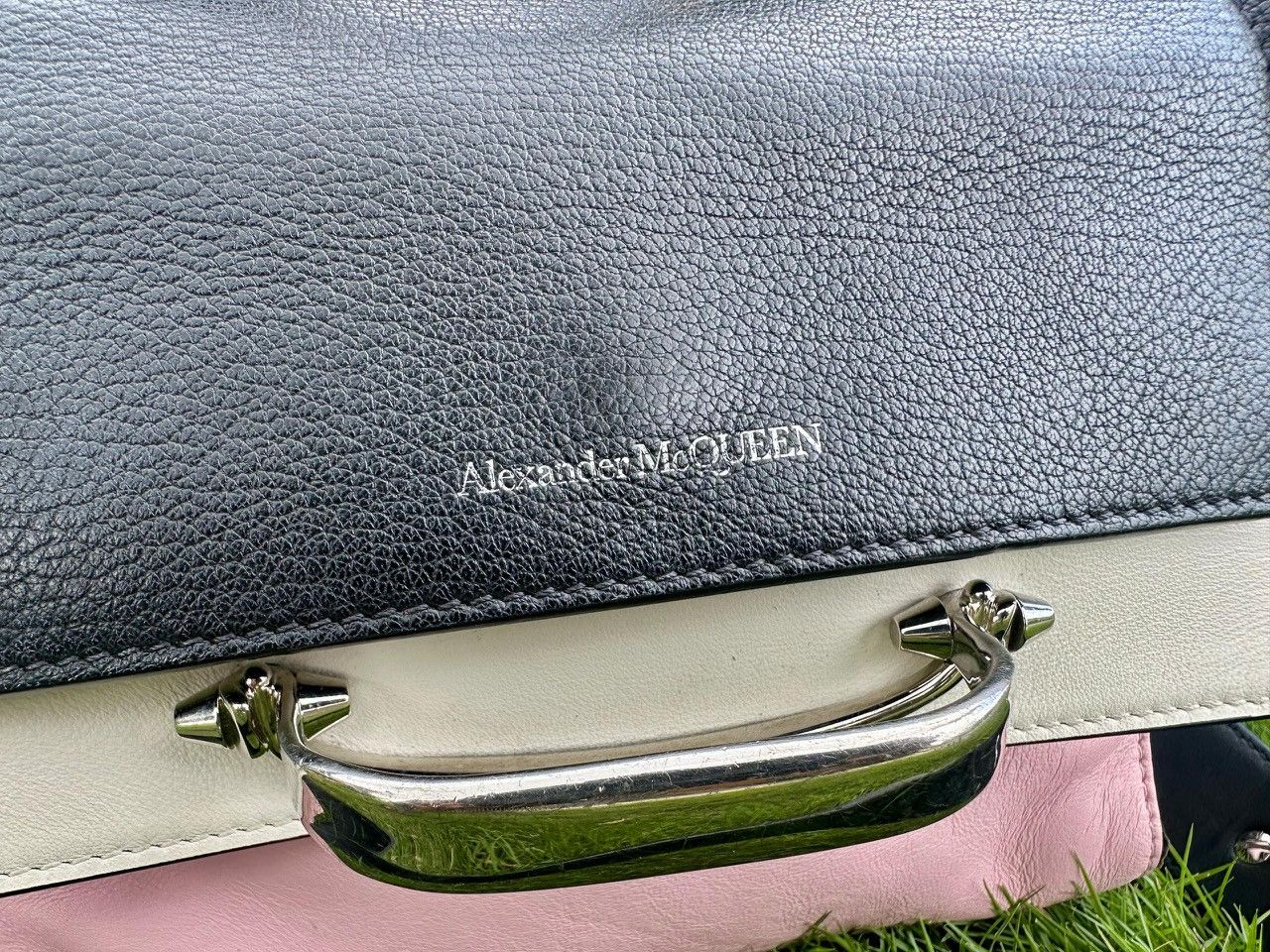 Alexander McQueen Authentic Alexander McQueen Leather S/S 2021 The Story Bag Size ONE SIZE - 12 Thumbnail