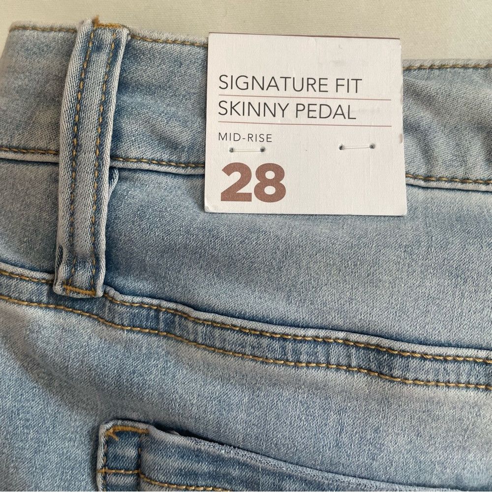 Other NWT New Lane Bryant Signature Fit Pedal Light Wash Jean Siz Size 42" / US 20 - 8 Thumbnail